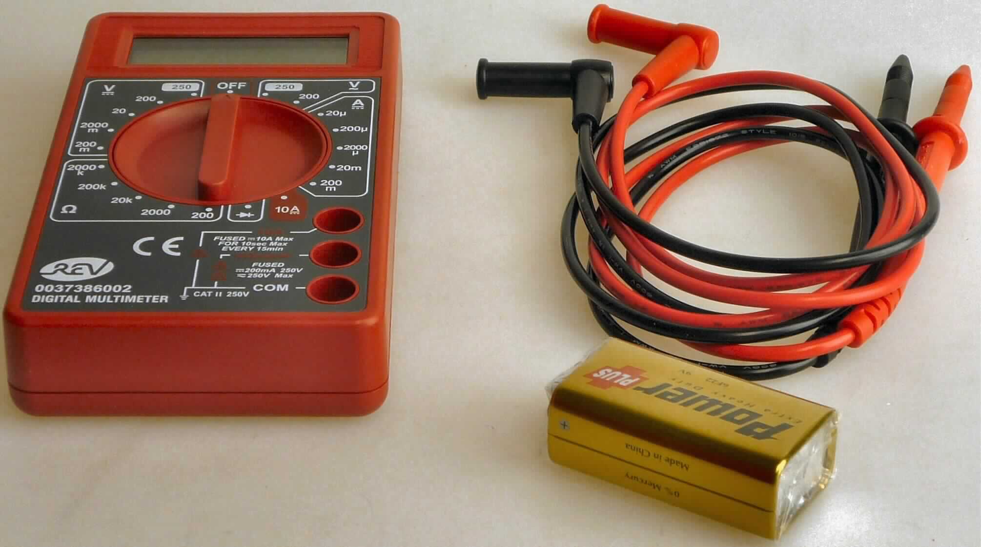 Multimeter als noch nicht zusammengesetzte Ware in Form einer Warenzusammenstellung in Aufmachung für den Einzelverkauf bestehend aus einem in Bezug auf die Verwendung charakterbestimmenden Messgerät, zwei Prüfleitungen, einer Batterie (9V) sowie einer Bedienungsanleitung in einer gemeinsamen Blisterverpackung.
Das Messgerät besitzt ein Gehäuse (125 x 70 x 23 mm) mit einem LC-Display, einem Drehschalter zur Wahl des Messbereiches und drei Anschlussbuchsen für die Prüfleitungen (äußere Form: siehe Abbildung in der Anlage). Das Multimeter dient dem Messen von Gleich- und Wechselspannung, Gleichstrom, Widerstand sowie der Diodenprüfung.
Die Ware wird als "Gerät zum Messen oder Prüfen elektrischer Größen (Spannung, Strom Widerstand), kein Zähler der Position 9028, anderes als Unterposition (HS) 9030 10 bis 9030 20, als Multimeter ohne Registrierungsvorrichtung, nicht für zivile Luftfahrzeuge bestimmt" eingereiht.