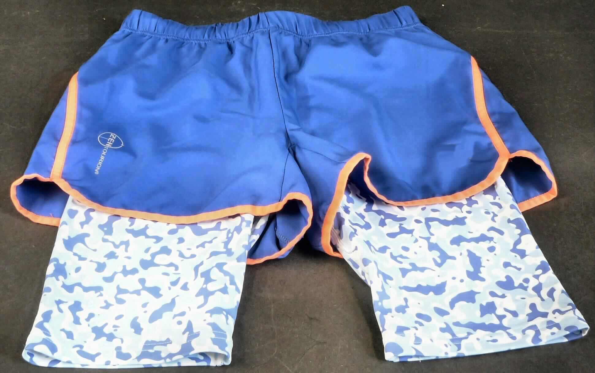 Kurze Hose, sog. Leggings mit Webhose, Größe 38, Foto siehe Anlage,
- zweilagig gearbeitet:
-- Außenlage:
--- in Form einer weiten, kurzen Hose aus ca. 0,3 mm dicken, einfarbigen Geweben aus laut Antrag 100 % Poly-
    ester (synthetische Chemiefasern); zum Teil reflektierend bedruckt,
--- an den Rändern mit kontrastfarbenen Streifen aus Gewebe eingefasst,
-- Innenlage:
--- in Form einer engen, kurzen Hose aus ca. 0,7 mm dicken, bedruckten Gewirken aus laut Antrag 92 % Poly-
    amid und 8 % Elasthan (beides synthetische Chemiefasern),
--- ca. 12 cm länger gearbeitet als die Außenlage,
--- an den unteren Rändern durch Umschlagen und Festnähen gesäumt,
- die Innenlage ist im Bund der Außenlage fest und dauerhaft vernäht,
- in der Taille abschließend; mit einem ca. 4 cm breiten Taillenbund,
- ohne Öffnung und ohne Verschluss; ohne Hinweise auf den Trägerkreis (unisex),
- hinten mit einer eingesetzten Tasche mit Reißverschluss,
- mit Hosenbeinen, die nicht die Knie bedecken (Seitenlänge: ca. 50 cm),
- im Hinblick auf den Umfang und das äußere Erscheinungsbild bestimmen die die Außenlage bildenden
  Gewebe den Charakter der Ware.

"Kurze Hose, aus Geweben, für Frauen, aus synthetischen Chemiefasern, nicht nach dem Batik-Verfahren
 handbedruckt"