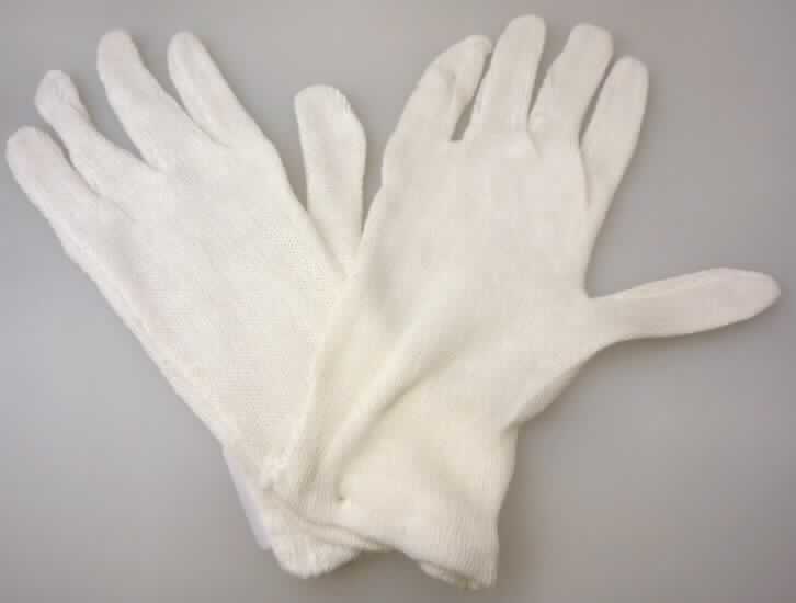 Fingerhandschuhe, sog. Baumwoll-Trikot-Handschuhe, Art.Nr. BTD, in Erwachsenengröße, Foto siehe Anlage,
- als Fünffingerhandschuhe gearbeitet,
- aus ca. 0,7 mm dicken, einfarbigen Gewirken aus laut Antrag Baumwolle,
- am unteren Rand durch Umschlagen und Festnähen gesäumt.

"Fingerhandschuhe, aus Gewirken, andere als in der Unterposition 6116 10 genannte, aus Baumwolle"