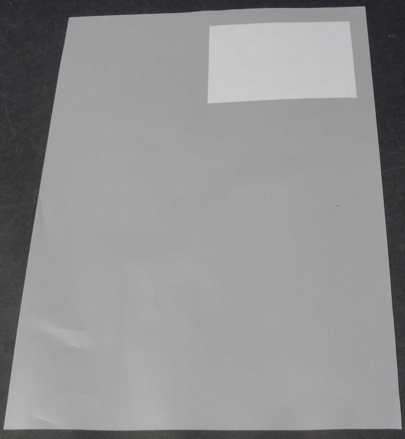 Angaben des Antragstellers:
Trennfolie - PET-Release - in Form von Rollen (Breite bis 1510 mm)

Untersuchungsergebnis an einem Warenmuster:
Rechteckiger Abschnitt einer milchig-weißen, transparenten Kunststofffolie (Dicke: ca. 28 µm).

Befund:
Es liegt eine Kunststofffolie aus Poylethylenterephthalat im Sinne der Position 3920 vor.