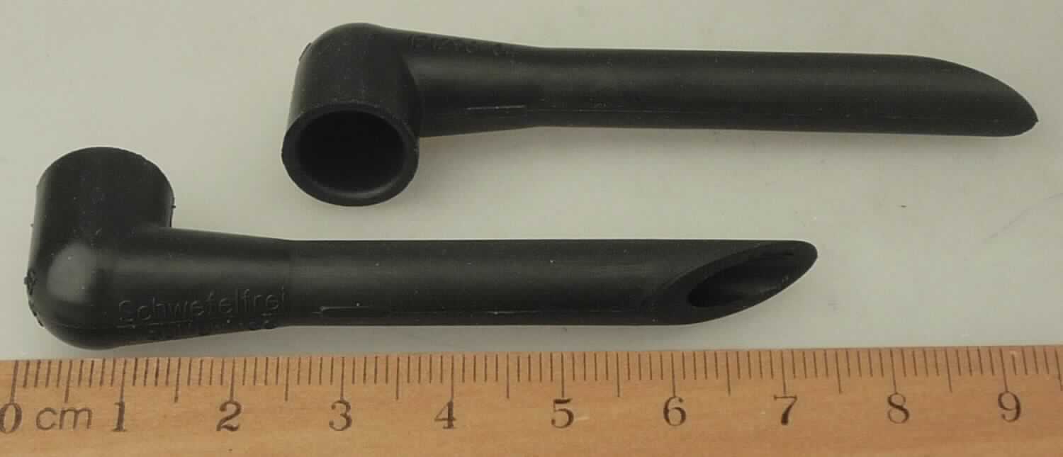 Angabe des Antragstellers: 
Venting-Element
Verwendungszweck: Es dient zur Entlüftung in der Beleuchtung im Kfz.
Material: EPDM-Kautschuk

Untersuchungsergebnisse an Warenmustern:
Sich verjüngende, rechtwinklig gebogene (pfeifenartige), einseitig spitz zulaufende Rohre aus einem schwarzen, elastischen Material (Länge: ca. 7,5 cm; Innendurchmesser: ca. 0,4 - 1,0 cm).

Befund:
Es liegt ein Rohr aus Weichkautschuk ohne Formstücke, Verschlussstücke oder Verbindungsstücke im Sinne der Unterposition 4009 1100 vor.