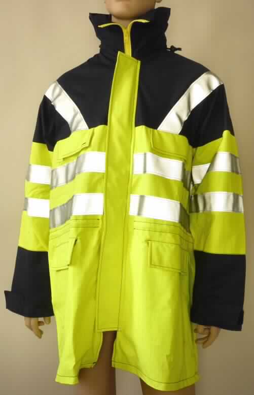 Mantel, sog. Wetterschutz-Jacke TECASAFE gelb/blau, Artikel 3870, Größe L, Foto siehe Anlage,
- aus verschiedenen, etwa 0,5 mm dicken (leichten), gelben bzw. blauen Geweben aus laut Antrag
  54% Modacryl (synthetische Chemiefasern), 45% Baumwolle und 1% Carbon (Kohlenstofffasern);
  aufgrund der leichten Gewebe kein Parka,
- gefüttert,
- über den halben Oberschenkel reichend (Rückenlänge: etwa 96 cm),
- mit einem Stückgewicht von mehr als 1 kg, 
- mit einem Stehkragen mit integrierter Kapuze,
- vorn mit einer durchgehenden Öffnung mit einem bis in die Kragenspitzen reichenden Reißverschluss, 
  verdeckt von einer Patte mit Druckknopfverschluss von links über rechts (Männerkleidung),
- mit langen Ärmeln; an den Ärmelenden mit Klettriegeln zu verengen, 
- im Taillenbereich mit einem Tunnelzug zu verengen,
- mit zwei eingesetzten Brusttaschen und zwei eingesetzten Taschen unterhalb der Taille,
- an den Ärmeln sowie im Schulter- Brustbereich mit reflektierenden Streifen ausgestattet,
- am unteren Rand durch Umschlagen und Festnähen gesäumt,
- wird im Allgemeinen über jeder anderen Kleidung u. a. zum Schutz gegen das Wetter getragen.

"Mantel, aus Geweben, für Männer, aus Chemiefasern, mit einem Stückgewicht von mehr 1 kg, kein Parka"