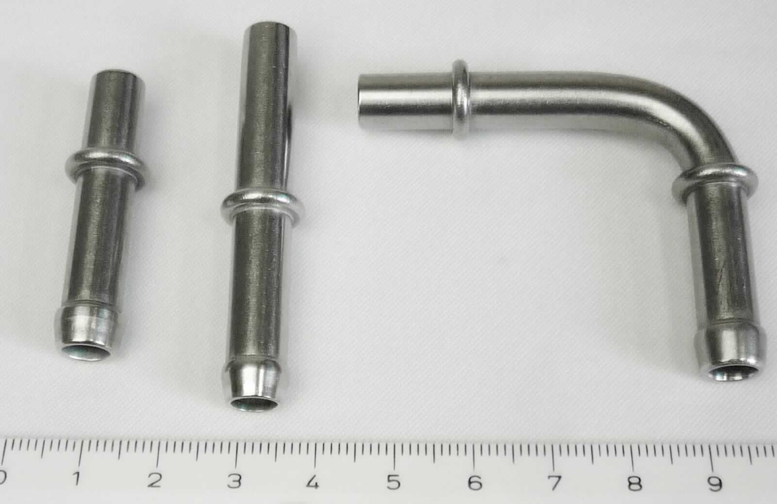 Rohrverbindungsstück aus Stahl

Bei den Waren handelt es sich um konzentrische metallische Hohlerzeugnisse in gerader oder in 90° gebogener Ausführung. Ein Ende ist mit einer Verdickung zur Verwendung als Nippel für einen Schlauchanschluss ausgeformt. Weiterhin sind Stauchungen (Ausbuchtungen) enthalten, die als Begrenzung bei Einstecken in ein Aluminiumgehäuse dienen. Bei dem Material handelt es sich um einen nicht rostenden Stahl. Die Erzeugnisse dienen zur Verbindung von Kunststoffschläuchen für eine Wasserzuleitung an ein Gehäuse (Stellglied).

Die Ware ist nach ihrer Beschaffenheit als andere Rohrverbindungsstücke aus nicht rostendem Stahl in den TARIC-Code 7307 2980 90 einzureihen.