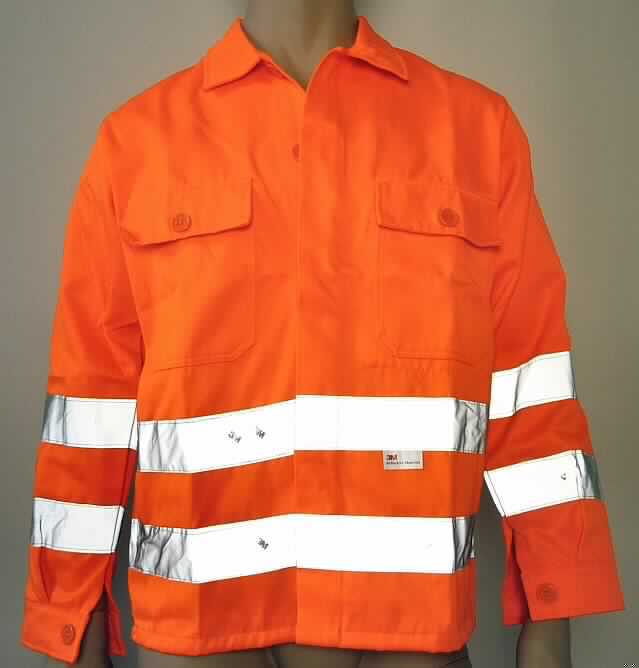 Jacke, sog. Warnschutz-Jacke, leuchtorange, Artikel WJS, Größe 46, Foto siehe Anlage,
- aus ca. 0,7 mm dicken, buntgewebten Geweben aus laut Antrag 80 % Polyester (synthetische Chemiefasern)
  und 20 % Baumwolle,
- über die Taille reichend (Rückenlänge: ca. 68 cm),
- mit einem Umlegekragen,
- vorn mit einer durchgehenden Öffnung mit Knopfverschluss und Patte von links über rechts (Männerkleidung),
- mit langen Ärmeln mit manschettenartigen Abschlüssen mit Knöpfen; jeweils mit zwei aufgesetzten, umlaufenden,
  reflektierenden Streifen,
- mit zwei aufgesetzten Brusttaschen mit Patte und Knopfverschluss,
- unterhalb der Taille mit zwei aufgesetzten, umlaufenden, reflektierenden Streifen,
- am unteren Rand durch Umschlagen und Festnähen gesäumt,
- weist aufgrund der Materialbeschaffenheit (feste Gewebe) eine gewisse Formstabilität und den Charakter einer 
  Jacke auf (deshalb kein Hemd der Position 6205),
- aufgrund des allgemeinen Aussehens (einfacher, zweckbestimmter Schnitt) und des Materials (strapazierfähige, 
  feste Gewebe) erkennbar dazu bestimmt, ausschließlich oder hauptsächlich zum Schutz anderer Kleidungsstücke 
  und/oder Personen bei der Ausübung einer Gewerbe-, Berufs- oder Haushaltstätigkeit getragen zu werden.

"Jacke, aus Geweben, für Männer, aus synthetischen Chemiefasern, Arbeits- und Berufskleidung"