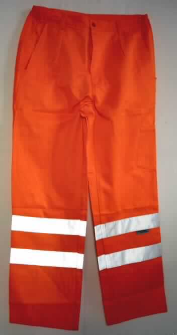 Lange Hose, sog. Warnschutz-Bundhose leuchtorange, Art. WHS, Foto siehe Anlage,
- aus ca. 0,5 mm dicken, strapazierfähigen, buntgewebten Geweben aus lt. Antrag 80 % Polyester (synthetische 
  Chemiefasern) und 20 % Baumwolle,  
- in der Taille abschließend mit einem angesetzten, teilweise elastischen Bund mit Gürtelschlaufen,
- vorn mit einer bis zum Schritt reichenden Öffnung mit Reißverschluss und Patte mit Knopfverschluss von 
  links über rechts (Männerkleidung),
- mit verschiedenen auf- und eingesetzten Taschen,
- im unteren Bereich mit aufgenähten, reflektierenden Streifen,
- mit knöchellangen Hosenbeinen; an den Abschlüssen durch Umschlagen und Festnähen gesäumt, 
- aufgrund des allgemeinen Aussehens (einfacher, zweckbestimmter Schnitt), des strapazierfähigen Materials und 
  der Ausstattung erkennbar dazu bestimmt, ausschließlich oder hauptsächlich zum Schutz anderer Kleidungsstücke 
  und/oder Personen bei der Ausübung einer Gewerbe-, Berufs- oder Haushaltstätigkeit getragen zu werden.

"Lange Hose, aus Geweben, für Männer, aus synthetischen Chemiefasern, Arbeits- und Berufskleidung"