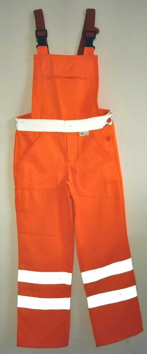 Latzhose, sog. Warnschutz-Latzhose, Art. WLS, Größe 44, Foto siehe Anlage,
- aus ca. 0,7 mm dicken, strapazierfähigen, buntgewebten Geweben aus lt. Antrag 80 % Polyester (synthetische 
  Chemiefasern) und 20 % Baumwolle,
- mit einem Vorder- und einem Rückenlatz, 
- mit angenähten, längenverstellbaren, elastischen Trägern, mit Clipverschlüssen aus Kunststoff,
- an beiden Seiten in Höhe der Taille mit einer Öffnung mit Knopfverschluss; vorn im Hosenteil mit einer 
  Öffnung mit Knopfverschluss und Patte von links über rechts (Männerkleidung),
- auf dem Vorderlatz mit einer aufgesetzten Tasche mit Reißverschluss, vorn mit zwei aufgesetzten, offenen 
  Taschen, rechts mit einer Zollstocktasche und hinten mit einer aufgesetzten Gesäßtasche, 
- im Bereich der Taille und im unteren Bereich mit aufgenähten, reflektierenden Streifen,
- mit knöchellangen Hosenbeinen; an den Abschlüssen durch Umschlagen und Festnähen gesäumt,
- aufgrund des allgemeinen Aussehens (einfacher, zweckbestimmter Schnitt), des strapazierfähigen Materials und
  der Ausstattung erkennbar dazu bestimmt, ausschließlich oder hauptsächlich zum Schutz anderer Kleidungsstücke 
  und/oder Personen bei der Ausübung einer Gewerbe-, Berufs- oder Haushaltstätigkeit getragen zu werden.

"Latzhose, aus Geweben, für Männer, aus synthetischen Chemiefasern, Arbeits- und Berufskleidung"