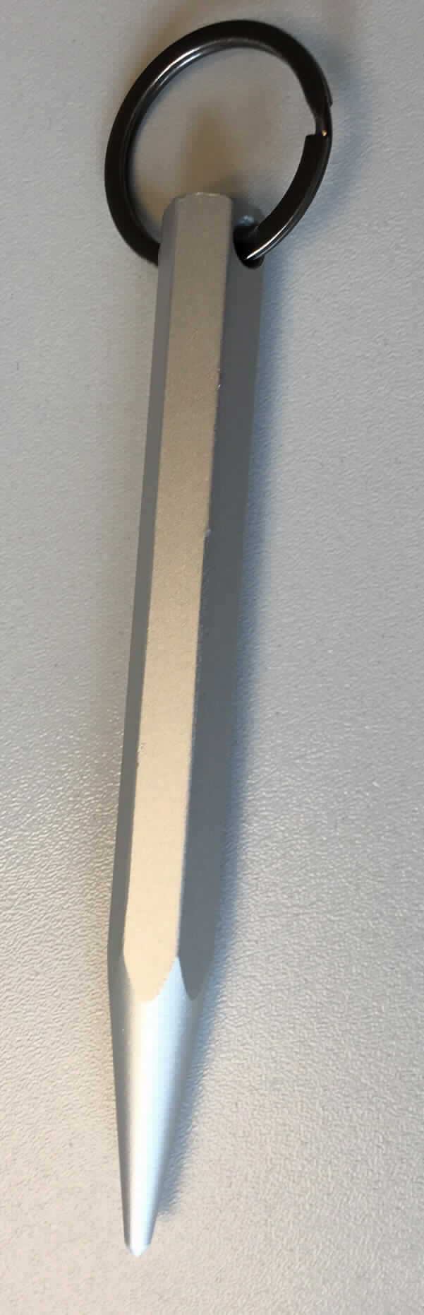 Es handelt sich um einen etwa 13,0 cm langen, massiven Stab aus Aluminium mit sechseckigem Querschnitt (Durchmesser etwa 1,2 cm), der sich am vorderen Ende über eine Länge von etwa 3,5 cm bei kreisrundem Querschnitt zu einer leicht abgerundeten Spitze verjüngt. Durch die Durchbohrung am hinteren Ende ist ein Schlüsselring aus unedlem Metall (Durchmesser etwa 3,1 cm) hindurchgeführt. 
Der umgangssprachlich als "Kubotan" bezeichnete Aluminiumstab wird als Schlag- und Hiebwaffe zur Selbstverteidigung verwendet und dabei in der geschlossenen Faust gehalten. Der Schlüsselring ermöglicht es das Erzeugnis z. B. am Schlüsselbund mitzuführen. Die Ware ist in einem Tütchen aus Kunststofffolie aufgemacht, das mit einem mit Produktinformationen bedruckten Etikett beklebt ist. 

Bei der aus verschiedenen Bestandteilen zusammengesetzten Ware ist der Aluminiumstab wegen seiner Bedeutung für die Verwendung für das Ganze charakterbestimmend.
Abbildung siehe Anlage.

Derartige Erzeugnisse gehören als "andere Waffen" zum TARIC-Code 9304 0000 00.