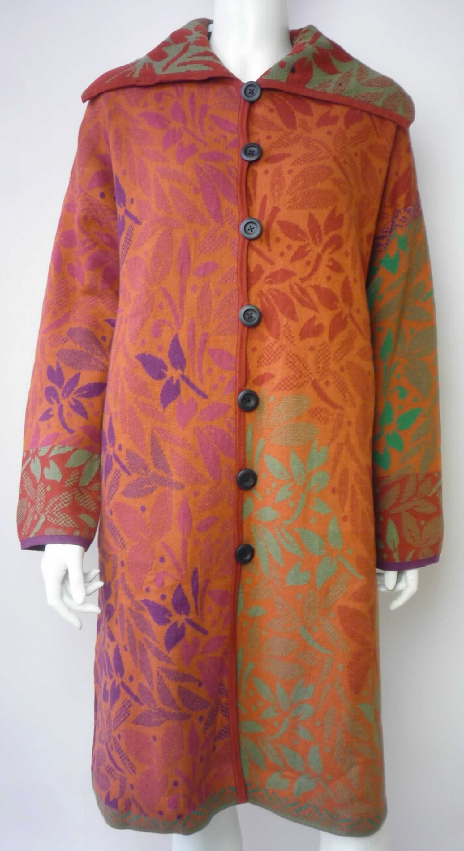 Kleidung, sog. Langstrickjacke, Jardim, Art. 50 76-205, Größe M, Foto siehe Anlage,
- aus ca. 2,7 mm dicken, buntgestrickten Gestricken aus laut Antrag 85 % Baumwolle und 15 % Wolle,
- über den halben Oberschenkel reichend (Rückenlänge: ca. 98 cm), somit nicht nur den Oberkörper bedeckend 
  (damit u. a. keine Jacke oder Strickjacke),
- mit einem Umlegekragen,
- vorn mit einer durchgehenden Öffnung mit Knopfverschluss von rechts über links; der unterste Knopf befindet sich 
  ca. 33 cm oberhalb des unteren Randes; kann deshalb trotz der Länge nicht ohne ein weiteres, den Unterkörper 
  bedeckendes Kleidungsstück getragen werden, somit kein Kleid der Position 6104,
- mit langen Ärmeln, 
- mit zwei eingesetzten, offenen Taschen unterhalb der Taille,
- am unteren Rand abgepasst gestrickt,
- wird im Allgemeinen nicht über jeder anderen Kleidung und zum Schutz gegen das Wetter getragen, somit keine 
  Ware der Position 6102.

"Kleidung, andere als in den Positionen 6101 bis 6113 genannte, aus Gestricken, aus Baumwolle"