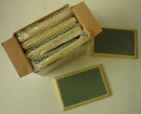 Angaben: Warenbezeichnung: Tastkasten aus Holz / Montessori-Material / Art. 130963 - Verpackung: Beide Kartons [siehe Feststellungen unter 1.) und 2.)] sind nochmals mit einem Umkarton verpackt.

Feststellungen: Äußere Beschaffenheit der vorgelegten 2 Warenmuster: 

1.) Ein quaderförmiger Original-Karton mit einem aufgeklebten Etikett mit dem Aufdruck "203300 - Touch Tablets With Box" enthielt: 10 kleine Holztäfelchen [Abmessungen (L x B): 12,8 cm x 8,6 cm], überzogen mit einer dünnen, grünen Lage Schleifpulver unterschiedlich starker Körnung (jeweils 2 Tafeln weisen identische Körnung auf)  - Aufbau (frühere Untersuchung): Schleifstoff-Pulver (Quarz), auf Holztäfelchen geklebt.

2.) Ein quaderförmiger Original-Karton mit einem aufgeklebten Etikett mit u.a. dem Aufdruck "WEHRFRITZ - TASTKASTEN - 130-963" enthielt: 1 schubladenförmigen Holzkasten [Abmessungen (L X B x H): 11,9 cm x 11,6 cm x (7,4 u. 8,6) cm] mit unterschiedlicher Höhe 2er gegenüberliegenden Seiten.

Die Angaben der Antragstellerin werden als zutreffend unterstellt.

Befund: Als charakterbestimmender Bestandteil der für den Einzelverkauf aufgemachten Warenzusammenstellung aus mit Schleifmittel überzogenen Holztäfelchen und Holzkasten hinsichtlich des Umfangs und in Bezug auf die Verwendung werden die mit Schleifmittel überzogenen Holztäfelchen der Position 6805 angesehen (Allgemeine Vorschrift 3 b). Danach handelt es sich zolltariflich bei dem Tastkasten um Schleifmittel, in Pulver- oder Körnerform, auf einer Unterlage aus anderen Stoffen, der Position 6805 des EZT.