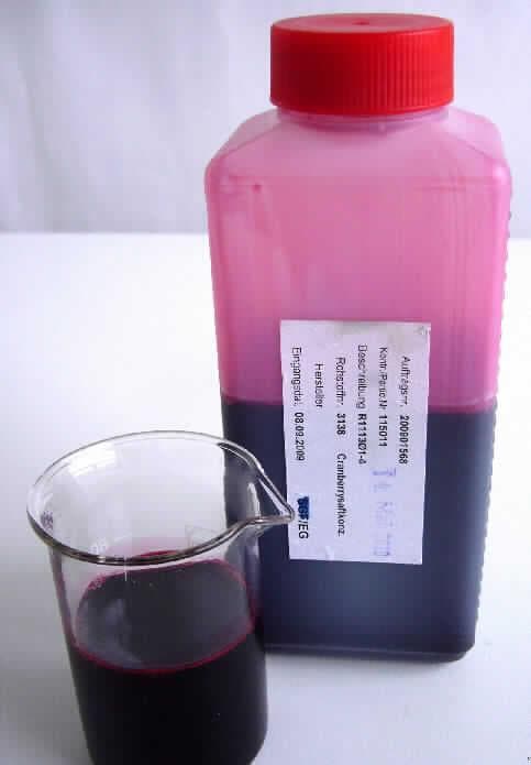 Cranberrysaft-Konzentrat.

Antragsangaben (als zutreffend unterstellt): Brixwert, refraktrometrisch: 49,5 bis 50,5. Alkoholgehalt: 0,5 % vol oder weniger. Wert: mehr als 30 Euro für 100 kg Eigengewicht.

Beschaffenheit der vorgelegten Warenprobe: klare, undurchscheinende, dunkelrote, viskose Flüssigkeit, sehr sauer, fruchtig, einem Cranberrysaft entsprechend schmeckend.
Zugesetzter Zucker im Sinne der ZAnm 5 a) 3. Anstrich zu Kap 20: enthalten.

Fruchtsäfte (einschließlich Traubenmost) und Gemüsesäfte, nicht gegoren, ohne Zusatz von Alkohol, auch mit Zusatz von Zucker oder anderen Süßmitteln, Saft aus anderen Früchten oder Gemüsen (ausgenommen Mischungen), mit einem Brixwert von 67 oder weniger, anderer als Birnensaft, mit einem Wert von mehr als 30 Euro für 100 kg Eigengewicht, zugesetzten Zucker enthaltend, anderer, nicht in Pulverform, Cranberrysaft-Konzentrat mit einem Brixwert von 40 oder mehr, jedoch nicht mehr als 66.