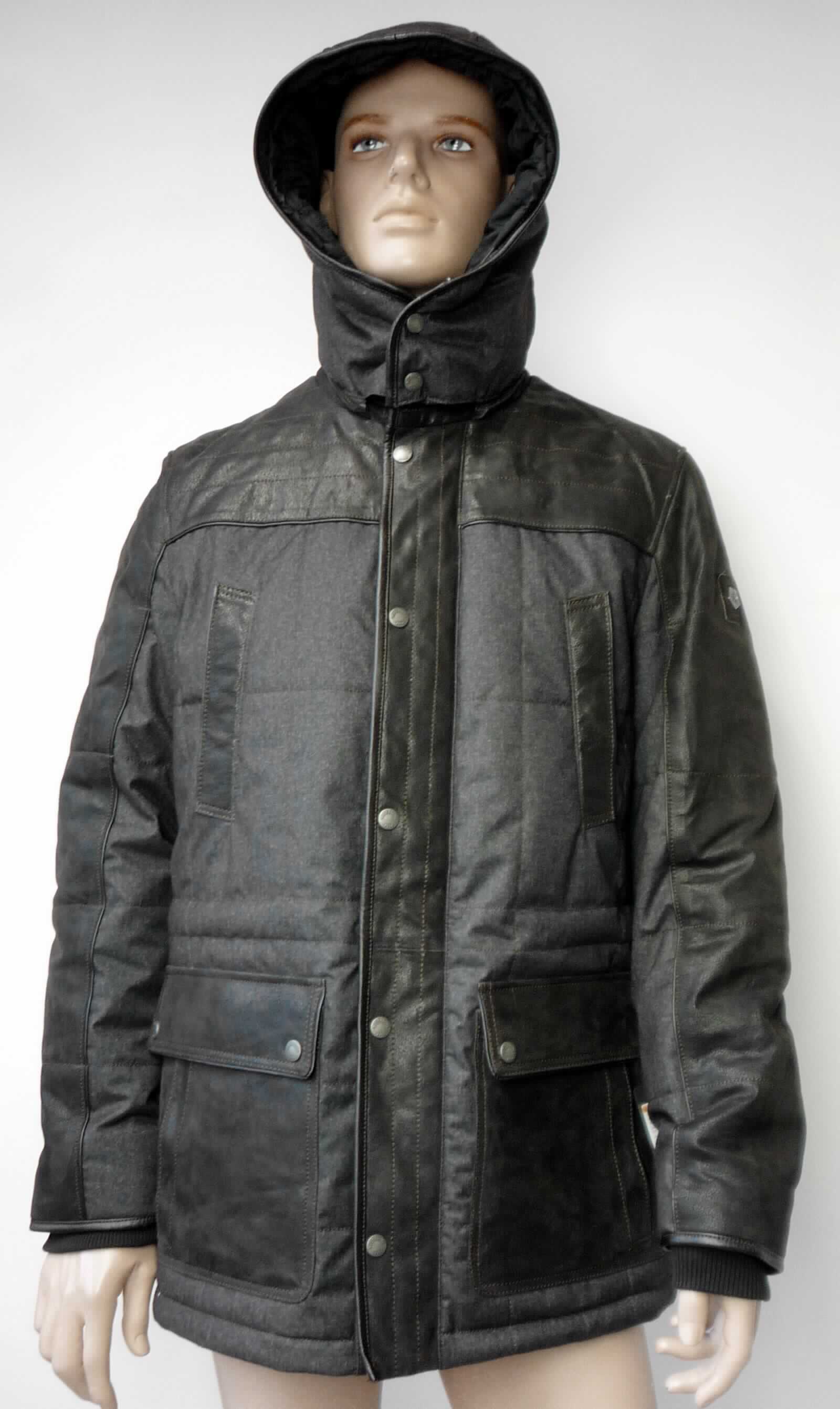 Kleidung aus Leder, sog. Lederparka für Männer, Style Mendo, Foto siehe Anlage,
- aus Leder (laut Antrag Schweinsleder):
- - im Bereich der abnehmbaren Kapuze (mittlerer Streifen), des Schultersattels, der Oberseite der Ärmel, des
    größten Teils der Rückseite (bis auf die schmalen Streifen auf der Seite), der Druckknopfpatte, der Patten der
    eingesetzten Brusttaschen und der aufgesetzten Taschen unterhalb der Taille,
- aus einem wattierten Spinnstofferzeugnis der Position 5811 mit einer Außenseite aus Gewebe aus Spinnstoffen,
- - im Bereich der abnehmbaren Kapuze (Seiten), der Unterseite der Ärmel, der Rückseite (Seitenstreifen) und der
    nicht von Patten und Taschen bedeckten Vorderseite,
- vollständig gefüttert,
- mit langen Ärmeln; an den Ärmelenden mit Strickbündchen,
- vorn mit einer durchgängigen Öffnung mit Reißverschluss und einer überlappenden Druckknopfpatte von links
  über rechts (für Männer),
- mit zwei eingesetzten Brusttaschen und zwei aufgesetzten Taschen unterhalb der Taille,
- im Hinblick auf das optische Erscheinungsbild sind das Leder und das wattierte Spinnstofferzeugnis als annähernd
  gleich zu betrachten, im Hinblick auf den Umfang und den Wert bestimmt das Leder den wesentlichen Charakter
  der Kleidung.

"Kleidung, aus Leder"
