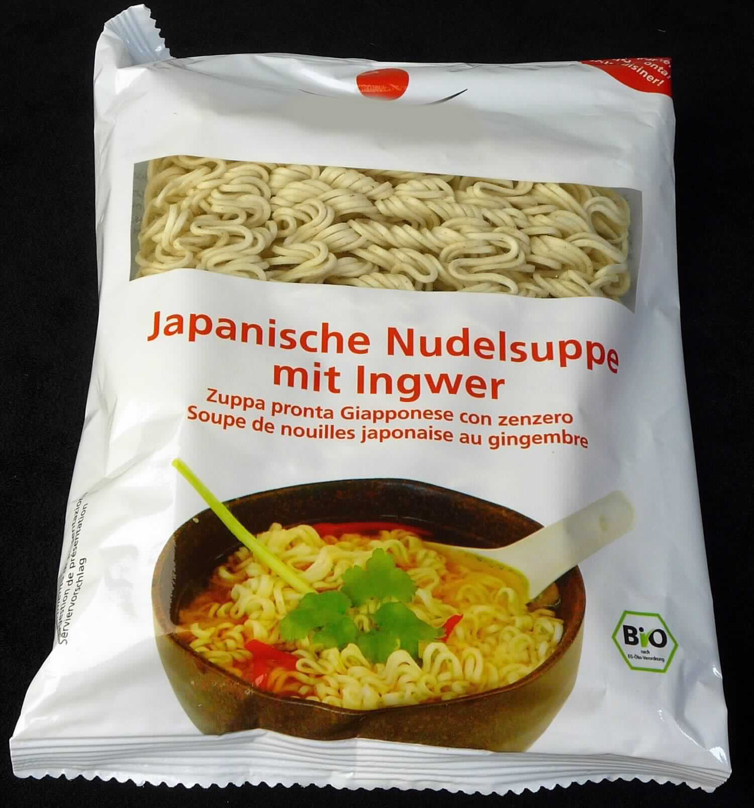 Instant Nudelsuppe (Neuerteilung der gem. Art. 9 ZK widerrufenen vZTA DE 2881/13-1 vom 25.03.2013)

Antragsangaben: 
Instant Nudelsuppe mit Ingwergeschmack; bedruckter Kunststoffbeutel mit einem Block Nudeln und einem 
Sachet Würzsauce, zur Zubereitung einer Suppe

Beschreibung des neu vorgelegten Warenmusters:
11,5 cm x 9,5 cm x 1,8 cm großer Block aus blassgelben, undurchsichtigen, ca. 1 mm dicken, ineinander 
verschlungenen, getrockneten Nudelfäden (Geschmack nach getrockneten leicht gesalzenen Weizennudeln), 
beiliegend ein weißes PE-Tütchen mit einer braunen trüben Sauce (Geschmack: salzig-würzig nach Soja-
sauce und deutlich nach Ingwer); gemeinsam verpackt in Original-Schlauchfolie mit deutsch-, italienisch- und 
französischsprachigen Angaben zum Erzeugnis (Japanische Nudelsuppe mit Ingwer), zum Nettoinhalt (108 g), 
zu den Zutaten (siehe Feld 8) und zur Zubereitung (Nudeln und Inhalt des Portionsbeutels in eine Schale geben 
und mit ca. 400 ml kochendem Wasser übergießen, so dass alle Nudeln bedeckt sind. 6 Minuten durchziehen 
lassen. Vor dem Verzehr mit einer Gabel auflockern). Nach Warenart und Zubereitungsempfehlung sind die 
Nudeln vorgekocht.

Es liegt eine Warenzusammenstellung in Aufmachung für den Einzelverkauf vor, die zur Herstellung einer 
Nudelsuppe vorgesehen ist. Der Charakter wird durch die Nudeln bestimmt, da diese den größten Teil der 
Ware ausmachen.

Teigware, vorgekocht und getrocknet, aus Weizenmehl