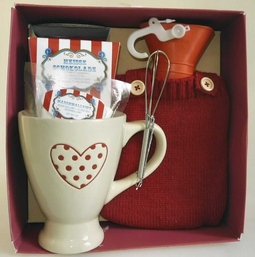 Fünfteilige Zusammenstellung bestehend aus einer Tasse aus Keramik, einem Haushaltswerkzeug (Schneebesen), einer Wärmflasche aus Kautschuk, Schaumzuckererzeugnissen (sog. Marshmallows) und einer kakaohaltigen Lebensmittelzubereitung (Trinkschokolade), sog. Geschenkset, Art. INP0050, Foto siehe Anlage,
- in Aufmachung für den Einzelverkauf (gemeinsam in einem Pappkarton mit Deckel aus Kunststoff verpackt),
- die Waren dienen weder der Befriedigung eines speziellen Bedarfs noch der Ausübung einer bestimmten Tätigkeit
  und stellen keine Warenzusammenstellung im Sinne der AV 3 b) dar;
  somit sind die Waren getrennt einzureihen,
- Schaumzuckererzeugnisse (sog. Marshmallows),
- - weiße, zylinderförmige Erzeugnisse,
- - mit einem Gehalt an Saccharose von 45 GHT oder weniger (laut Analysezertifikat),
- - mit den Abmessungen von ca. 1,3 x 1,0 cm,
- - in einem transparenten Beutel mit einem deklarierten Nettogewicht von 12 g verpackt.

"Zuckerware ohne Kakaogehalt, Marshmallows, mit einem Gehalt an Saccharose (einschließlich Invertzucker 
 als Saccharose berechnet) von 45 GHT oder weniger"