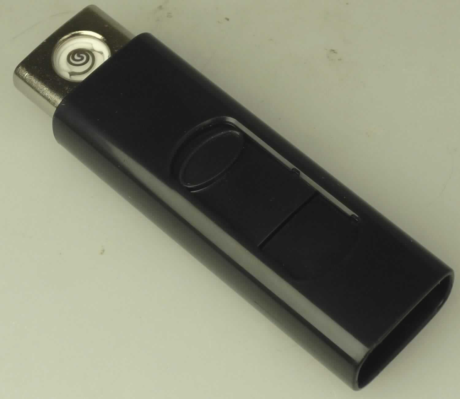 Das Erzeugnis "USB Lighter mit Glühspirale" besteht aus einer flachen Heizspirale, die in einem quaderförmigen Kunststoffgehäuse mit LED-Statusanzeige, Akkumulator und einem USB-Anschluss eingebaut ist. Der Akkumulator wird über den USB-Anschluss aufgeladen. Mittels eines Schiebemechanismus wird die Heizspirale seitlich aus dem Kunststoffgehäuse geschoben, damit in Betrieb gesetzt und zum Glühen gebracht. Der in einer Pappschachtel verpackte "USB Lighter mit Glühspirale" dient als elektrischer Zigarettenanzünder.

Er ist als Anzünder, auch elektrisch einzureihen.