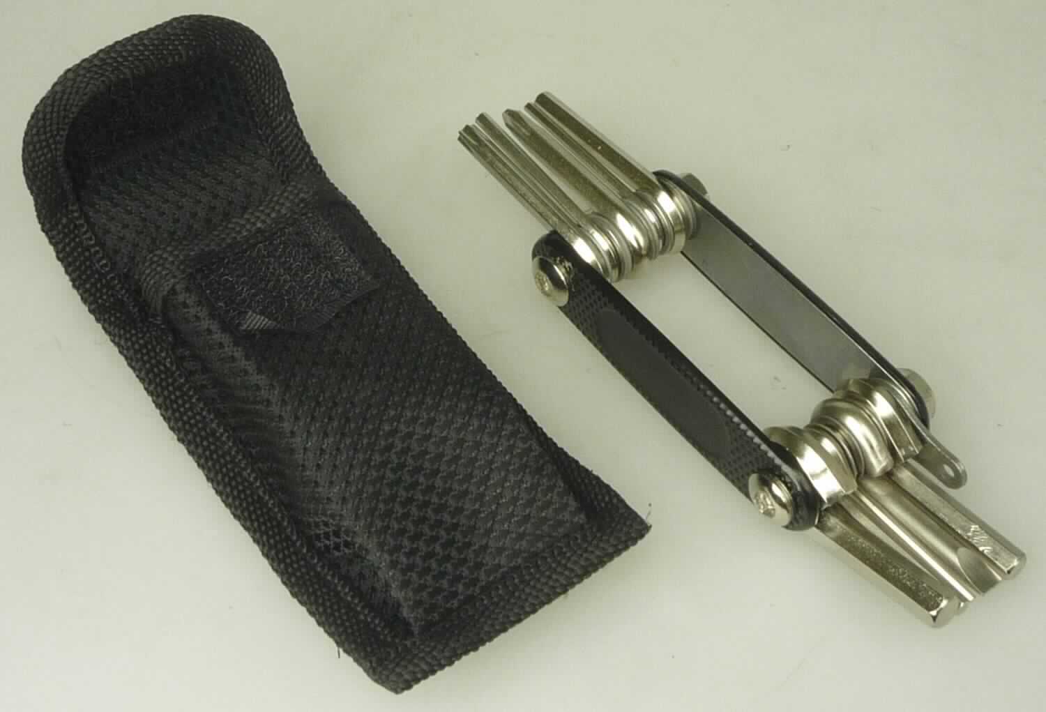 "Fahrrad-Werkzeug"

- zehn Schraubendreher in verschiedenen Formen und Größen ( 1 x Schlitz, 1x Kreuzschlitz,
  1 x Torx, 7 x Innensechskant), vollständig aus unedlem Metall, unlösbar aber beweglich in
  einem Rahmen aus unedlem Metall befestigt; die Schraubendreher können mangels
  eines Anschlags frei um die Achse des Rahmens bewegt und dadurch
  gleichermaßen als Winkelschraubendreher als auch als Schraubendreher mit geradem
  Antrieb genutzt werden; aufgrund der verschiedenen Funktionen gehören diese
  Bestandteile in Anwendung der AV 3 c) zu der letzten der in Betracht kommenden
  Positionen (= 8205)

- mit einer ebenfalls beweglichen Öse versehen

- zum Reparieren von Fahrrädern bestimmt

- verpackt in einer passgenauen, zum dauernden Gebrauch geeigneten Gürteltasche aus
  Spinnstoffen und in einen Pappkarton eingelegt

Abbildung siehe Anlage.

Derartige Erzeugnisse gehören als "Handwerkzeuge (Schraubendreher), anderweit weder genannt noch inbegriffen, mit arbeitendem Teil aus unedlem Metall" in die Codenummer 8205 4000 00 0 des Zolltarifs (ZT).