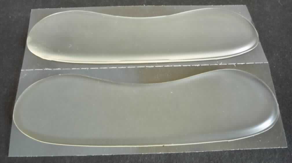 Herausnehmbares Zubehör für Schuhe (lt. Antrag: "BORT PediSoft GelLine Fersenschutz, Art. Nr. 107 660", Foto siehe Anlage)
- niererenförmiges, selbsthaftendes, elastisches Kunststofferzeugnis (lt. Antrag: Polymer-Gel), 
- zum Einsetzen in den Fersenbereich von Schuhen,
- herausnehmbar, 
- nicht maßgerecht gefertigt,
- einfache Vorrichtung zum Vermindern des Drucks im Fersenbereich, jedoch keine 
  orthopädische Vorrichtung im Sinne der Position 9021

"Herausnehmbares Zubehör für Schuhe aus anderen Stoffen als aus Holz"