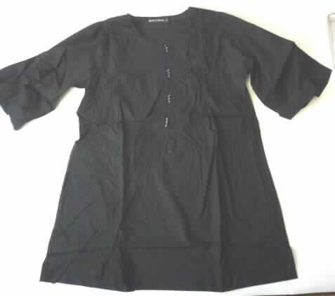 Kleid, sog. Tunika, Größe L, siehe Foto, 
- aus 0,3 mm dicken, einfarbigen Geweben aus laut Antrag 100% Baumwolle,
- über die Mitte der Oberschenkel reichend (Rückenlänge: 89 cm); kann aufgrund der Länge
  ohne ein weiteres, den Unterkörper bedeckendes Kleidungsstück getragen werden,
- mit einem runden, leicht halsfernen Halsausschnitt, 
- vorne mit einer nicht durchgehenden Öffnung, die mit Knöpfen und Schlaufen von rechts
  über links geschlossen wird,
- mit 3/4-langen Ärmeln,
- im Bereich der Öffnung und im Nacken mit Stickereien verziert,
- am unteren Rand gesäumt.