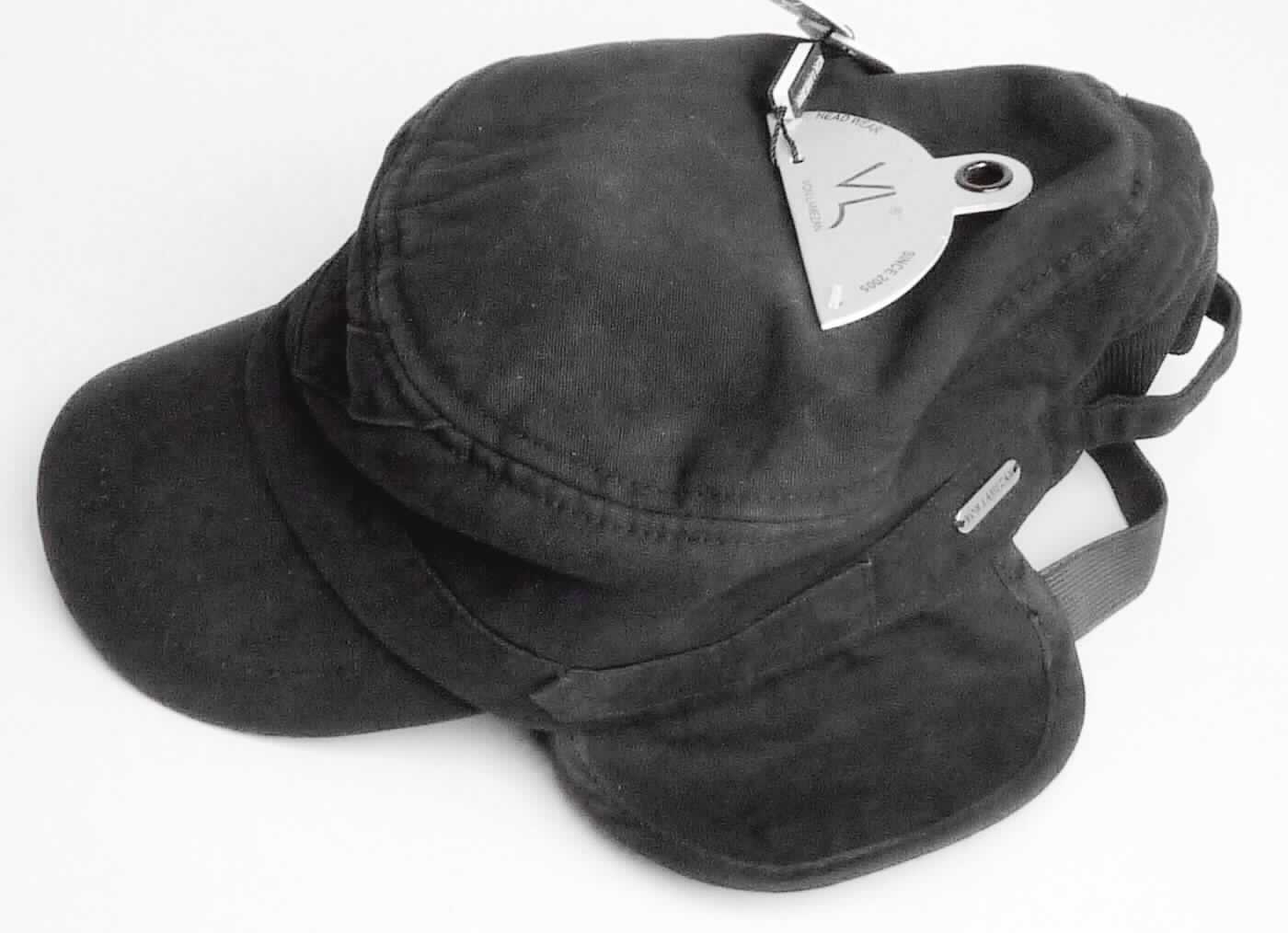 Kopfbedeckung, sog. Caps mit Ohrenklappen, Foto siehe Anlage,
- aus Zuschnitten von Spinnstofferzeugnissen (Gewebe) der Kopfform entsprechend zusammengenäht,
- mit Schirm,
- gefüttert,
- mit Ohrenklappen,
- im hinteren Teil mit einem verstellbaren Riegel zum Einstellen der Weite und einem elastischen Band,
  welches beide Ohrenklappen verbindet, ausgestattet,
- innen mit einem Schweißband ausgestattet.

"Kopfbedeckung, aus mehreren Stücken von Spinnstofferzeugnissen hergestellt, andere als in der
 Unterposition 6505 0010 genannte, Mütze mit Schirm"