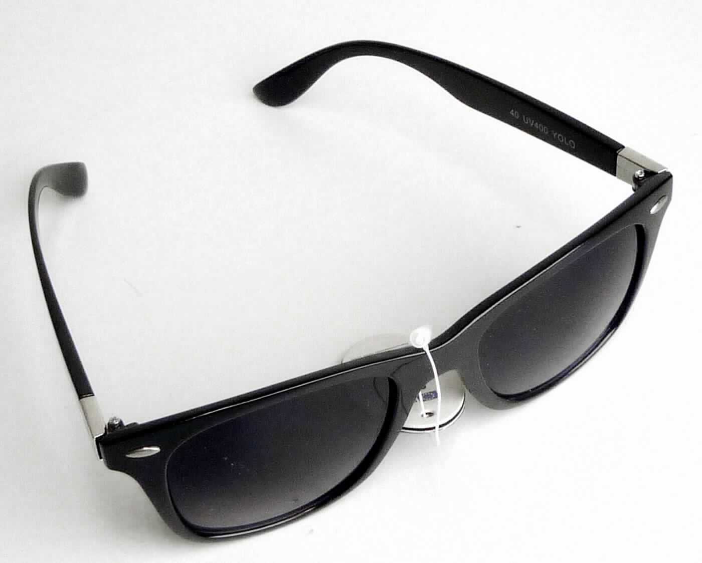 Sonnenbrille, im Wesentlichen bestehend aus einem Kunststoffgestell und optisch nicht bearbeiteten Gläser aus eingefärbtem Kunststoff (siehe Abbildung in der Anlage). Die Ware dient zum Schutz vor Sonnenlicht. 

Die in einem Kunststoffbeutel verpackte Ware wird als "Sonnenbrille, nicht mit optisch bearbeiteten Gläsern, mit Brillengläsern aus Kunststoff" eingereiht.