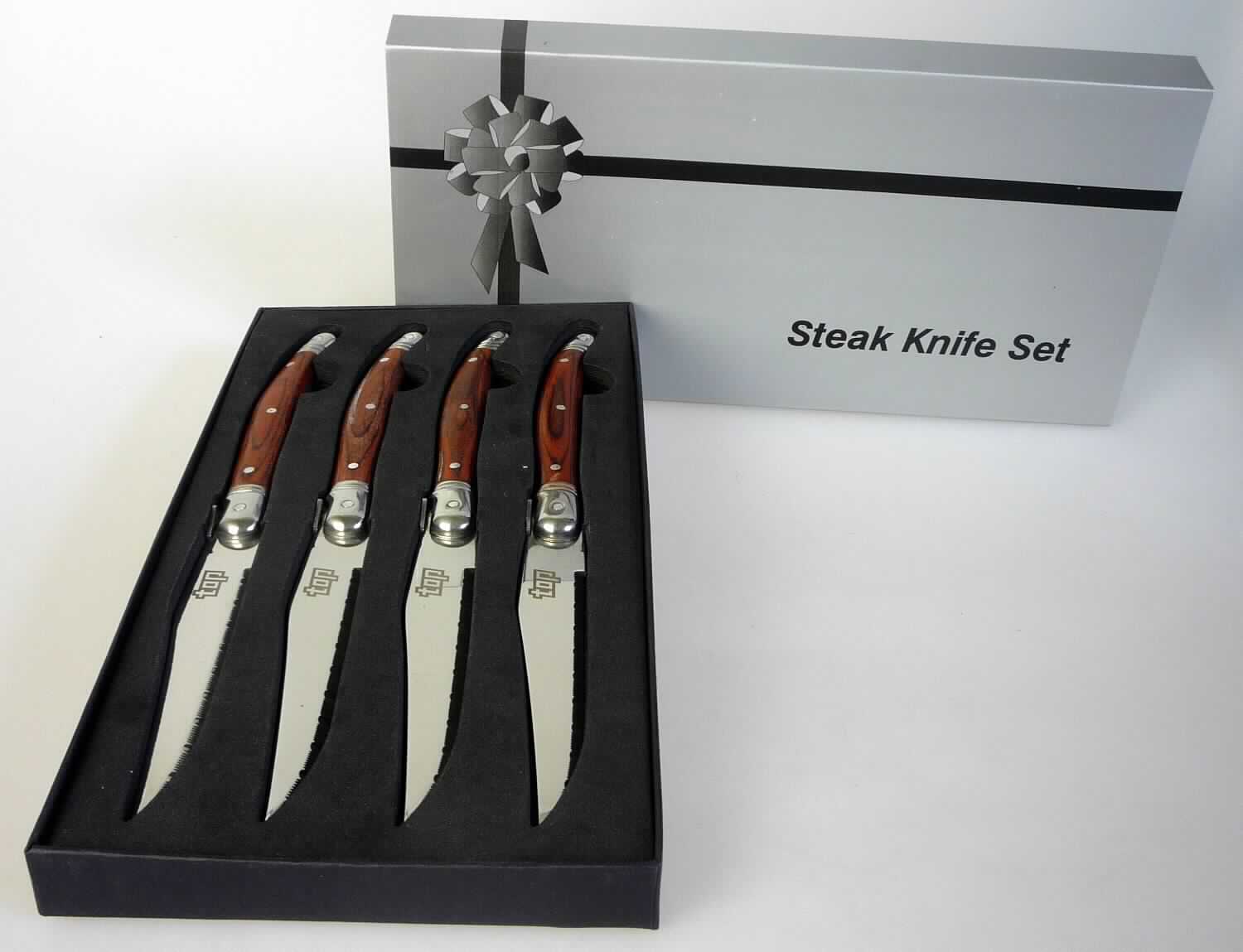 "Steakmesser"; es handelt sich um Messer mit feststehender, gezahnter Klinge aus unedlem Metall. Die Messer sind mit einem Griff aus Holz versehen. Die Erzeugnisse, mit einer Gesamtlänge von ca. 22 cm, sind zum Schneiden von Steaks bestimmt.
Jeweils 4 Messer sind in einem Pappkarton mit Kunststoffeinlage verpackt.

Abbildung siehe Anlage.

Derartige Erzeugnisse gehören als "Tischmesser mit feststehender, schneidender Klinge, gezahnt, aus unedlem Metall, keine Messer der Position 8208" zur Codenummer 8211 9100 00 0 des Zolltarifs.
