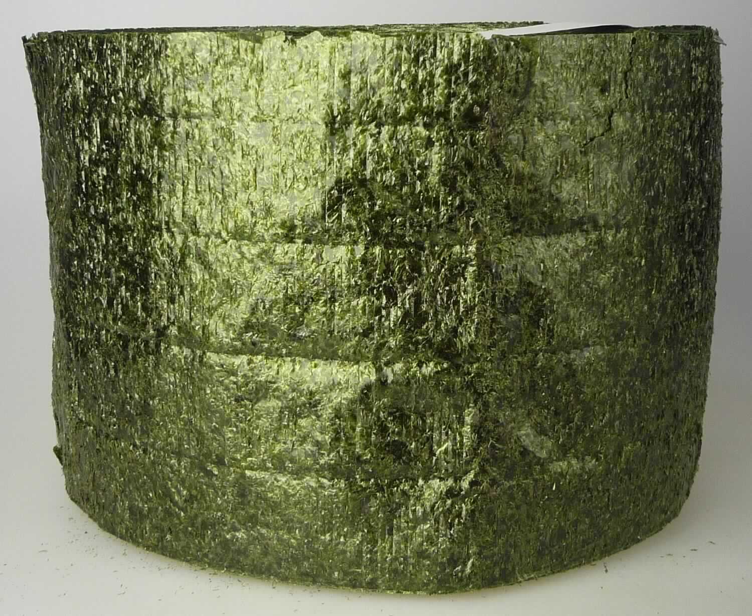 Meeresalgen, geröstet.

Antragsangaben: Nori; geröstete Meeresalgen; in Form von Rollen (105 mm * 180 mm). Zutaten: 100 % Meeresalgen (Susabi Nori). Aufmachung: in Kartons mit einem Gewicht des Inhalts von 12 bis 15 kg.

Beschaffenheit des vorgelegten Warenmusters: dünne, dunkelgrüne, arttypisch riechende und schmeckende, augenscheinlich gepresste Algen, in Form eines ca. 15 cm breiten Bandes zu einer Rolle aufgewickelt.
Zusatz von Alkohol (gemäß Angabe): nicht enthalten. 
Zusatz von Zucker i. S. der ZAnm 2 a) 2. Anstrich und der ZAnm 3 2.Anstrich zu Kap 20: nicht enthalten.

Die vorliegende Ware ist wegen des Röstens über das in der Position 1212 der KN inbegriffene Maß hinausgehend zubereitet.

Früchte, Nüsse und andere genießbare Pflanzenteile, in anderer Weise zubereitet oder haltbar gemacht, auch mit Zusatz von Zucker, anderen Süßmitteln oder Alkohol, anderweit weder genannt noch inbegriffen, andere als in den Unterpositionen 2008 11 bis 2008 97 der KN genannt, ohne Zusatz von Alkohol, ohne Zusatz von Zucker, andere, andere.