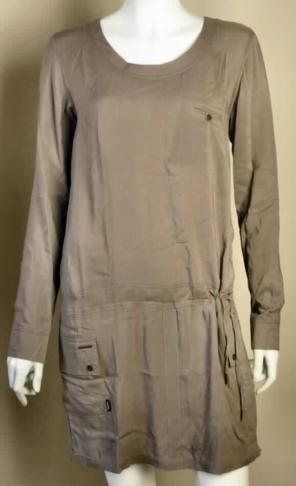 Kleid, sog. Dress Yapy, Art. RW20521101, Größe S, Foto siehe Anlage,
- aus ca. 0,2 mm dicken Geweben aus lt. Antrag 100 % Viskose (künstliche Chemiefasern);
  nicht nach dem Batik-Verfahren handbedruckt,
- über den halben Oberschenkel reichend (Rückenlänge: ca. 88 cm); kann aufgrund der Länge ohne
  ein weiteres, den Unterkörper bedeckendes Kleidungsstück (Rock oder Hose) getragen werden,
- mit einem runden, halsfernen Halsausschnitt,
- ohne Öffnung und ohne Verschluss,
- unterhalb der Taille mit einem Kordelzug,
- mit einer eingesetzten Brusttasche und zwei seitlich aufgesetzten Taschen unterhalb der Taille,
- am unteren Rand gesäumt.

"Kleid aus Geweben, für Frauen, aus künstlichen Chemiefasern, nicht nach dem Batik-Verfahren handbedruckt"