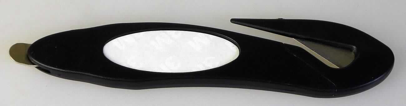 "Letter Opener - Brieföffner V2", 

- Ware mit verschiedenen Funktionen in Form eines mit freiem Arm zu handhabenden Erzeugnisses 

- - auf einer Seite, welche speziell gebogen ist, mit einer kleinen, scharfen Klinge aus unedlem Metall
    zum Öffnen von Briefen (Pos 8214)

- - auf der gegenüberliegenden Seite mit einem abgerundeten arbeitenden Teil aus 
    unedlem Metall ausgestattet, um per Hebelwirkung Heftklammern zu entfernen (Pos 8205)

- Länge ca. 11,5 cm

- aufgrund der verschiedenen Funktionen erfolgt die Einreihung in die zuletzt genannte der beiden
  gleichermaßen in Betracht kommenden Positionen

Abbildung siehe Anlage.

Derartige Erzeugnisse gehören als "andere Schneidwaren (Brieföffner) mit Klinge aus unedlem Metall" zur Codenummer 8214 1000 00 0 des Zolltarifs (ZT).