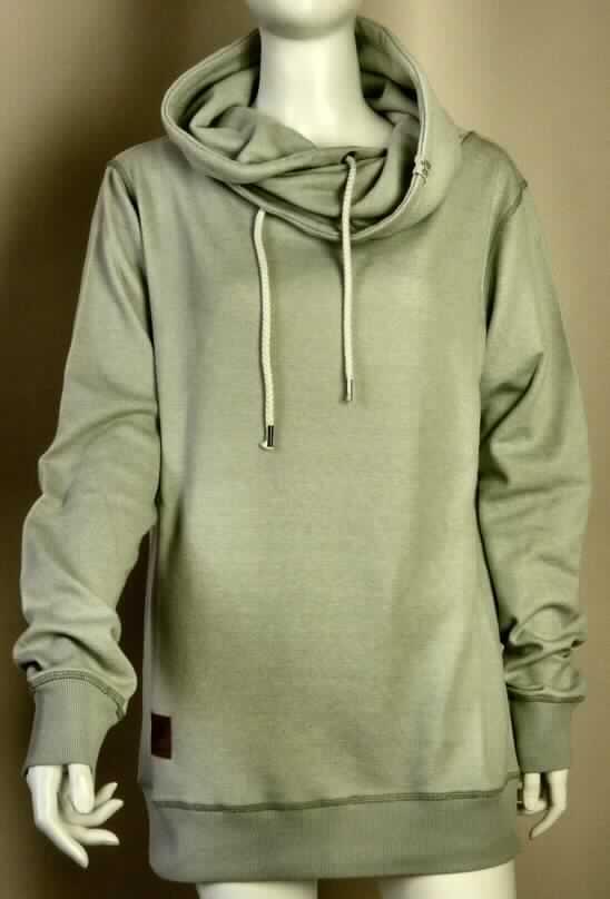 Blousonähnliches Kleidungsstück, sog. Hooded Sweatshirt Aries, Art. RW10520501, Größe M, Foto siehe Anlage
- aus ca. 1,2 mm dicken Gewirken aus lt. Antrag 74 % Polyester (Chemiefasern) und 26 % Baumwolle,
- über die Taille reichend (Rückenlänge: ca. 71 cm),
- mit Kapuze mit Tunnelzug, deren Ränder von links auf rechts überlappen (Männerkleidung), 
- ohne Öffnung und Verschluss,
- mit langen Ärmeln, die mit verengenden Bündchen ausgestattet sind und über den unteren 
  Rand des Kleidungsstücks hinausreichen,
- am unteren Rand mit einem leicht verengenden Bund. 

"Blousonähnliches Kleidungsstück aus Gewirken, für Männer, aus Chemiefasern"