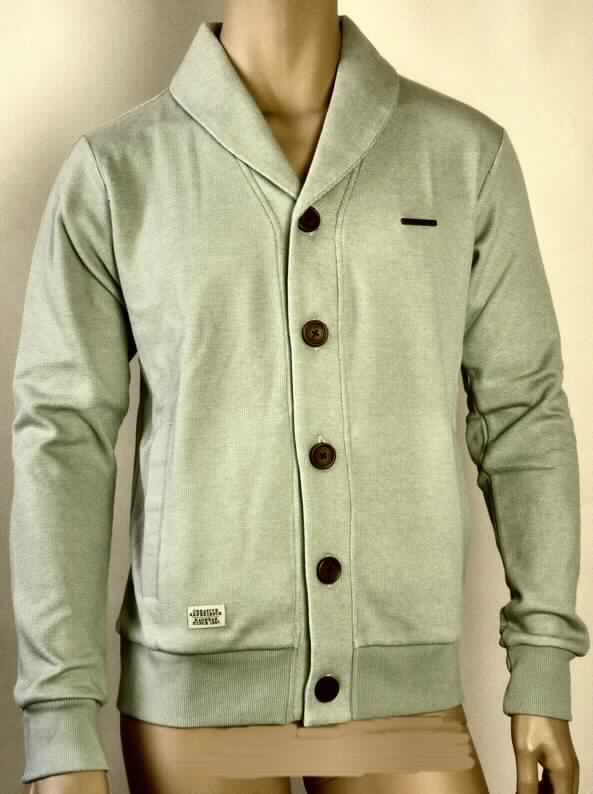 Blouson, sog. Weste, Sweatshirt Shuffle, Art. RW10520502, Größe M, Foto siehe Anlage,
- aus ca. 1,2 mm dicken Gewirken aus lt. Antrag 74 % Polyester (Chemiefasern) und 26 % Baumwolle,
- über die Taille reichend (Rückenlänge: ca. 62 cm),
- mit einem Kragen (Art eines Reverskragens),
- mit einer durchgehenden Öffnung mit Knopfverschluss von links über rechts (Männerkleidung),
- mit langen Ärmeln, die mit verengenden Bündchen ausgestattet sind und über den unteren 
  Rand des Kleidungsstücks hinausreichen,
- vorn mit zwei eingesetzten Taschen unterhalb der Taille,
- am unteren Rand mit einem verengenden Bund.

"Blouson aus Gewirken, für Männer, aus Chemiefasern"