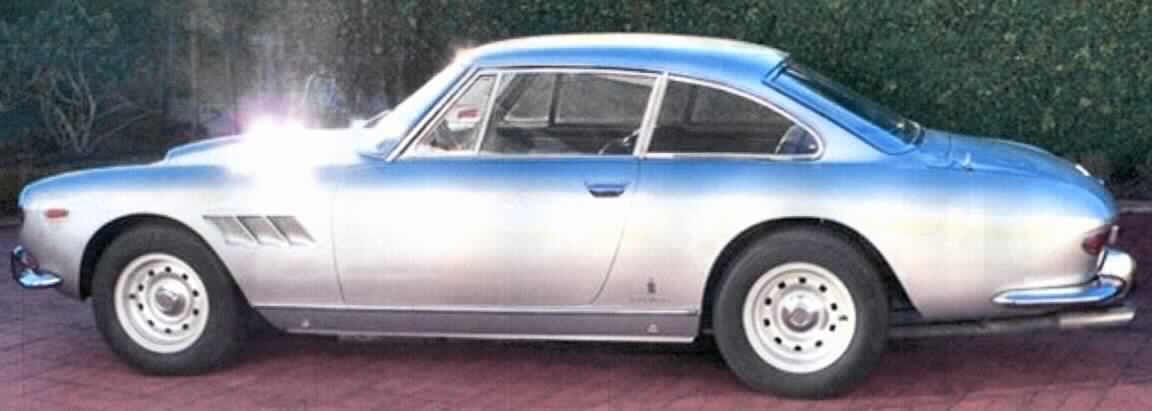 Gebrauchter Personenkraftwagen, mit Hubkolbenverbrennungsmotor mit Fremdzündung und einem Hubraum von 3.967 ccm, Typ Ferrari 330 GT, Identifikationsnummer 330GT-8571, Baujahr 1966 (Erstzulasssung 1967).
Eine Einreihung des Fahrzeugs als Sammlungsstück der Position 9705 kommt nicht in Betracht, weil es wegen der fehlenden Seltenheit nicht von geschichtlichem Wert ist. 

Der Wagen wird als gebrauchter Personenkraftwagen mit Hubkolbenverbrennungsmotor und einem Hubraum von mehr als 3.000 ccm eingereiht.