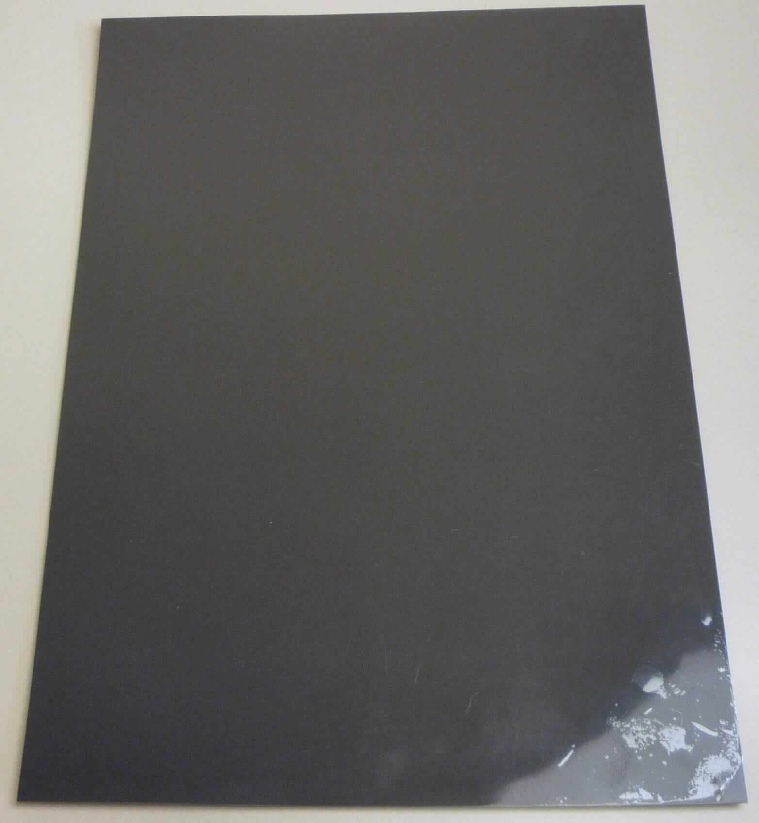 Angaben des Antragstellers:
Flexible oder halbharte Folie aus PVC mit Hochglanzeigenschaften; Dicke: unter 1 mm; Weichmacheranteil: unter 6 GHT.
Mit Dekoren oder Unifarben zum Aufbringen auf Möbelstücken, Hölzern oder Wood-Plastic-Composites.

Untersuchungsergebnisse an einem Warenmuster:
Rechteckige, flexible, grau-braune, einseitig glänzende und mit einer farblosen, transparenten Schutzfolie versehene Kunststofffolie (Dicke: ca. 0,56 mm).

Befund:
Es liegt eine Kunststofffolie aus Polyvinylchlorid im Sinne der Position 3920 vor.