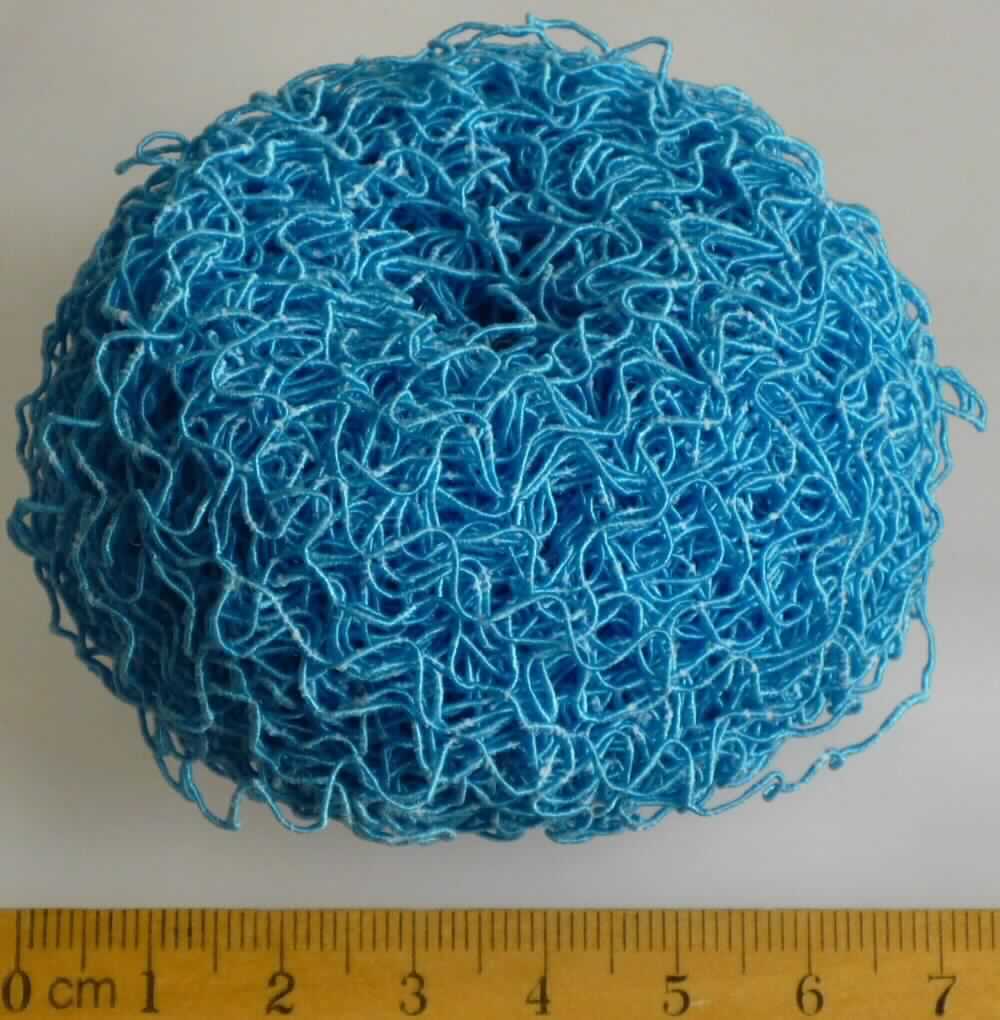 Gimpe, sog. Scheuerspirale aus Kunststoff, Foto siehe Anlage,
- als Meterware im Knäuel,
- augenscheinlich mit einer Seele aus einem Garn aus Chemiefasern, das mit einem weiteren Garn aus 
  Chemiefasern umwickelt ist (somit keine Ware aus Kunststoff),
- dient laut Antrag zum Reinigen von stark verschmutzen Flächen bzw. Geschirr,
- weist nicht die Beschaffenheitsmerkmale zur Einreihung in die Position 9603 auf.

"Gimpe"