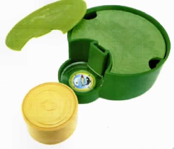 Sog. Mc Donalds - The Last Airbender 2010 Spielzeugkompass, Motiv Nature Puzzle Compass, im Wesentlichen bestehend aus zwei ineinander gefügten, runden Kunststoffdosen (Durchmesser: 9,5 cm und 4,2 cm; Abbildung siehe Anlage),  jeweils mit abnehmbarem Deckel. Zum Öffnen muss zuerst der kleine Deckel nach oben abgezogen werden, damit dann der große Deckel durch Drehen entfernt werden kann. In der kleinen Dose ist ein Kompass eingelassen, in der großen Dose befindet sich ein 5 cm x 5 cm großer Bogen mit noch nicht aufgeklebten, selbstklebenden Motivstickern. Weder der Kompass noch die Kunststoffdose bestimmen den Charakter der in einem Polyethylenbeutel verpackten Ware.
"Kompass, nicht für zivile Luftfahrzeuge"