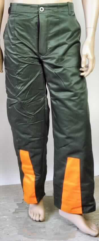 Lange Hose, sog. Sicherheits-Bundhose EN 381, Art. FHB, Größe 54/56, Foto siehe Anlage,
- aus ca. 0,5 mm dicken, einfarbigen Geweben aus lt. Antrag 50 % Nylon (synthetische Chemiefasern) und 50 % 
  Baumwolle,
- in der Taille abschließend mit einem angesetzten Bund mit Gürtelschlaufen,
- vorn mit einer Öffnung mit Reißverschluss und Patte von links über rechts (Männerkleidung), die im Bund mit 
  einem Knopf geschlossen wird,
- vorn mit zwei aufgesetzten, offenen Taschen und hinten mit einer aufgesetzten Gesäßtasche mit Patte,
- mit einem vorn eingenähten, mehrlagigen Schutzgewebe (Schnittschutz),
- im Bereich der Schienbeine mit aufgenähten Zuschnitten aus signalfarbenen Geweben,
- mit knöchellangen Hosenbeinen; an den Abschlüssen durch Umschlagen und Festnähen gesäumt, 
- aufgrund des allgemeinen Aussehens (einfacher, zweckbestimmter Schnitt), des strapazierfähigen Materials und
  der Ausstattung (Schnittschutz) erkennbar dazu bestimmt, ausschließlich oder hauptsächlich zum Schutz anderer 
  Kleidungsstücke und/oder Personen bei der Ausübung einer Gewerbe-, Berufs- oder Haushaltstätigkeit getragen 
  zu werden.

"Lange Hose, aus Geweben, für Männer, aus synthetischen Chemiefasern, Arbeits- und Berufskleidung"