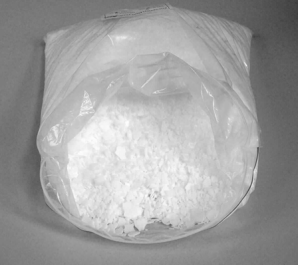 Angaben: 
Polyethylenglycol 6000; für die Herstellung von Waschmittel.

Warenbeschaffenheit: 
weiße, wasserlösliche (nicht die Oberflächenspannung des Wassers unter 45 dyn/cm herabsetzende), schuppenartige Flakes; klar schmelzend und wachsartige Erstarrung ohne Fäden zu ziehen
Tropfpunkt (nach Ubbelohde): über 40°C
Viskosität (ermittelt mit einem Rotationsviskosimeter bei einer Temperatur von 10°C über dem Tropfpunkt): < 10Pas 

Befund:
künstliches Wachs, Polyethylenglycolwachs
