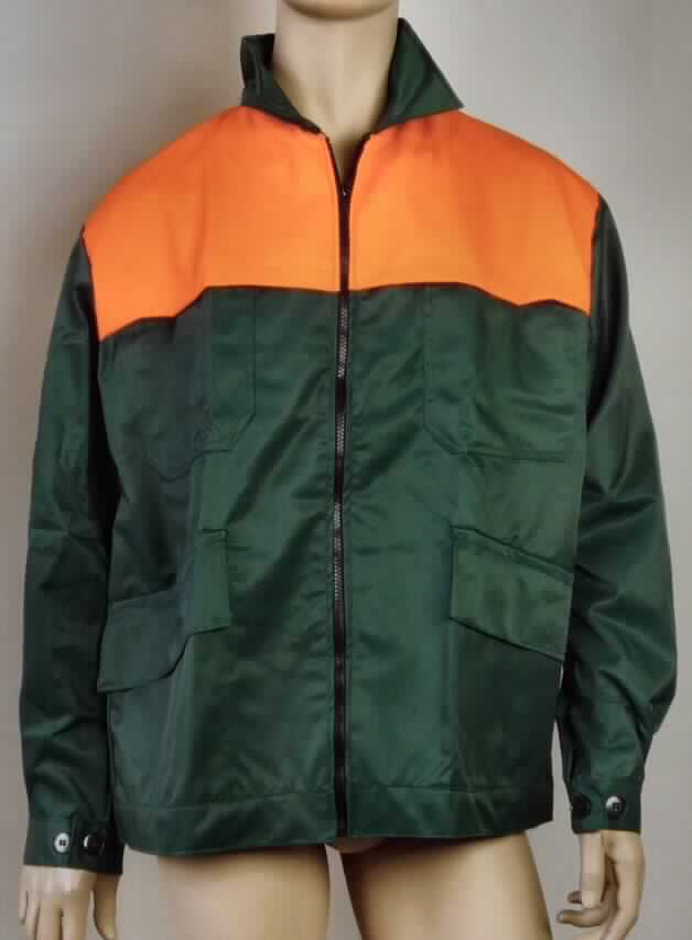 Jacke, sog. Waldarbeiter-Jacke, Art. FJ, Größe 54/56, Foto siehe Anlage,
- aus verschiedenen einfarbigen, ca. 0,4 mm dicken bzw. 0,5 mm dicken Geweben aus laut Antrag 50 % Nylon 
  (synthetische Chemiefasern) und 50 % Baumwolle,
- im Schulterbereich leicht gefüttert,
- über die Taille reichend (Rückenlänge: ca. 71 cm), 
- mit einem Umlegekragen,
- vorn mit einer durchgehenden Öffnung mit Reißverschluss; ohne Hinweise auf den Trägerkreis (unisex),
- mit langen Ärmeln mit manschettenartigen Abschlüssen,
- mit zwei aufgesetzten Brusttaschen mit Klettverschluss und zwei aufgesetzten Taschen mit Patte unterhalb 
  der Taille,
- am unteren Rand mit einem angesetzten, nicht verengenden Bund,
- aufgrund des allgemeinen Aussehens (einfacher, zweckbestimmter Schnitt) und des Materials (strapazierfähig)
  erkennbar dazu bestimmt, ausschließlich oder hauptsächlich zum Schutz anderer Kleidungsstücke und/oder 
  Personen bei der Ausübung einer Gewerbe-, Berufs- oder Haushaltstätigkeit getragen zu werden.

"Jacke, aus Geweben, für Frauen, aus synthetischen Chemiefasern, Arbeits- und Berufskleidung"