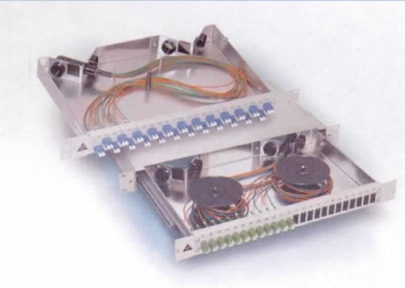 19" Verteilgehäuse mit LC Kupplungen,
- optischer Verbinder, in Form von 12 LC-Kupplungen (Duplex, SM) mit Führungshülsen in einem Aluminiumgehäuse, zum Festeinbau,
- dient dem Verbinden und dem mechanischen Ausrichten von optischen Fasern, Bündeln aus
optischen Fasern oder optischen Kabeln.

Die Ware ist als "Verbinder für optische Fasern, Bündel aus optischen Fasern oder optische Kabel, nicht zur Verwendung bei der Herstellung von Erzeugnissen der Positionen 8521 und 8528" einzureihen.

Anlage: eine beispielhafte Abbildung