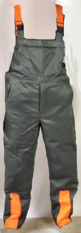 Latzhose, sog. Waldarbeiter-Latzhose, Art. FH, Größe 54/56, Foto siehe Anlage,
- aus ca. 0,5 mm dicken, einfarbigen, strapazierfähigen Geweben aus lt. Antrag 50 % Nylon (synthetische 
  Chemiefasern) und 50 % Baumwolle,
- mit einem Vorder- und Rückenlatz, 
- am Vorder- und Rückenlatz mit angenähten, längenverstellbaren, elastischen Trägern, mit Verschlussschnallen 
  aus Kunststoff,
- rechts in Höhe der Taille mit einer Öffnung mit Knopfverschluss; vorn im Hosenteil mit einer Öffnung mit 
  Reißverschluss, mit Patte von links über rechts (Männerkleidung),
- auf dem Vorderlatz mit einer aufgesetzten Tasche mit Reißverschluss, vorn mit zwei aufgesetzten, offenen 
  Taschen, rechts mit einer aufgesetzten Zollstocktasche und hinten mit einer aufgesetzten Gesäßtasche mit 
  Patte, 
- mit einem vorn eingenähten, mehrlagigen Schutzgewebe (Schnittschutz),
- im Bereich der Schienbeine mit aufgenähten Zuschnitten aus signalfarbenen Geweben,
- mit knöchellangen Hosenbeinen; an den Beinabschlüssen durch Umschlagen und Festnähen gesäumt,
- aufgrund des allgemeinen Aussehens (einfacher, zweckbestimmter Schnitt), des strapazierfähigen Materials und
  der Ausstattung (Schnittschutz) erkennbar dazu bestimmt, ausschließlich oder hauptsächlich zum Schutz anderer 
  Kleidungsstücke und/oder Personen bei der Ausübung einer Gewerbe-, Berufs- oder Haushaltstätigkeit getragen 
  zu werden.


"Latzhose, aus Geweben, für Männer, aus synthetischen Chemiefasern, Arbeits- und Berufskleidung"