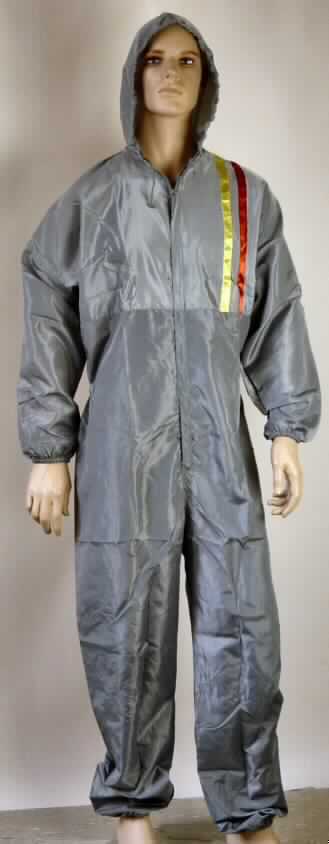 Andere Kleidung (Overall), sog. Lackieranzug, Art.Nr. LAG, Größe L, Foto siehe Anlage,
- aus ca. 0,2 mm dicken, einfarbigen Geweben aus laut Antrag 100 % Polyester (synthetische Chemiefasern);
  die Gewebe sollen laut Antrag mit Kunststoff bestrichen sein, ein Bestreichen ist jedoch mit bloßem Auge
  nicht wahrnehmbar (somit keine Kleidung der Position 6210),
- ungefüttert,
- den ganzen Körper mit Ausnahme der Hände und der Füße bedeckend,
- mit Kapuze mit Kordelzug,
- vorn mit einer bis zum Schritt reichenden Öffnung mit Reißverschluß und Patte von links über rechts
  (Männerkleidung), 
- mit langen Ärmeln, an den Ärmelenden mit elastischen, verengenden Abschlüssen,
- im Bereich der Taille teilweise elastisch verengt, 
- im Brustbereich mit zwei aufgenähten, kontrastfarbenen Gewebestreifen verziert,
- mit einer aufgenähten Gesäßtasche mit Klettverschluss,
- mit knöchellangen Hosenbeinen, mit elastischen, verengenden Beinabschlüssen,
- insbesondere aufgrund der Austattung und des Materials ist der Overall nicht erkennbar dazu bestimmt,
  ausschließlich oder hauptsächlich zum Schutz der Person und/oder Kleidung bei der Ausübung einer
  beruflichen Tätigkeit getragen zu werden (somit keine Arbeits- und Berufskleidung).

"Andere Kleidung (Overall), aus Geweben, für Männer, aus Chemiefasern, keine Arbeits- und Berufskleidung"