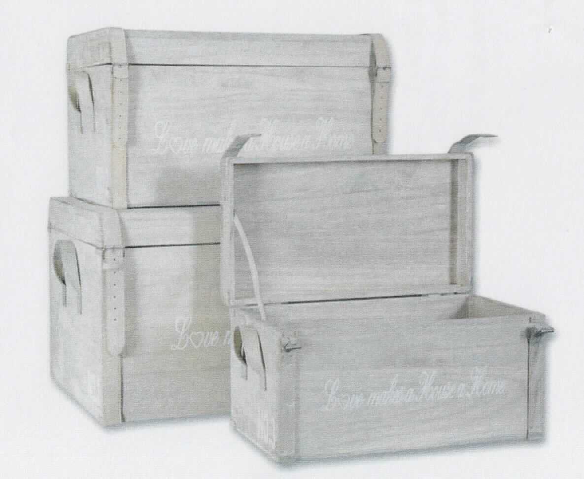 "Holzkiste aus Platanenholz"
- quadratförmige Holzkiste aus Platanenholz (lt. Antragsteller) mit aufklappbarem Deckel, auf der Vorderseite
  mit weißem Schriftzug versehen, ausgestattet mit Henkeln und Riemen aus Kunstleder (PU) sowie Beschlägen 
  und Verschlüssen aus Eisen (lt. Antragsteller) augenscheinlich sorgfältig verarbeitet, Abmessungen ca. 
  34 x 23 x 25 cm,
- ohne Inneneinteilung,
- aufgrund der geringen Höhen/Größen nicht erkennbar dazu bestimmt auf den Boden gestellt zu werden 
  (kein Möbel der Position 9403),
- zur Aufbewahrung verschiedener Gegenstände (kein Verpackungsmittel der Position 4415).
(Abbildung siehe Anlage)

"Innenausstattungsgegenstand aus Holz, nicht aus tropischem Holz im Sinne der Zusätzlichen Anmerkung 2 zu Kapitel 44 (zusammengesetzte Ware aus Holz -Charakter bestimmend-, Kunststoff und unedlem Metall); sog. Holzkiste"