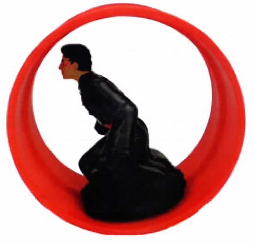 Bei dem sog. Zuko Fire Wheel aus der Mc Donalds - Aktion "The Last Airbender 2010" handelt es sich um ein mehrteiliges Spielzeug mit eingebautem Aufziehmotor, bestehend aus 
- einem roten Kunststoffring (Durchmesser ca. 9,5 cm, Breite ca. 4,5 cm), der innen mit einer durchgehenden Schiene ausgestattet ist und
- einer ca. 7 cm großen, menschlichen, schwarz gekleideten Spielfigur in laufender Pose, die mit einem Aufziehmotor und zwei angetriebenen Rädern sowie einem Führungsrad für die Ringschiene ausgestattet ist.
Die Ware ist in einem Polybeutel aufgemacht und dient der spielerischen Unterhaltung von Kindern.

Die Ware ist als "anderes als zuvor von der Position 9503 erfasstes Spielzeug mit eingebautem Motor, aus Kunststoff" einzureihen.