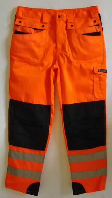 Lange Hose, sog. Bundhose Warnschutz, Art. PTW-HO, Größe 54, Foto siehe Anlage,
- aus ca. 0,5 mm dicken, buntgewebten Geweben und im Bereich des Taillenbundes, der Knie und am unteren 
  Rand mit Einsätzen bzw. Aufsätzen aus ca. 0,4 mm dicken, einfarbigen Geweben; beide Gewebe aus lt. Antrag 
  80 % Polyester (synthetische Chemiefasern) und 20 % Baumwolle,  
- in der Taille abschließend mit einem angesetzten Bund mit breiten Gürtelschlaufen,
- vorn mit einer bis zum Schritt reichenden Öffnung mit Reißverschluss und Patte und Knopfverschluss im
  Bund von links über rechts (Männerkleidung), 
- vorn mit verschiedenen auf- und eingesetzten Taschen und hinten mit zwei aufgesetzten, offenen Gesäßtaschen,
- auf den Knien mit einem ca. 26 cm x 30 cm großen, aufgenähten Zuschnitt, in den ein sog. Kniepolster 
  eingeschoben werden kann,
- im unteren Bereich mit aufgenähten, reflektierenden Streifen,
- mit knöchellangen Hosenbeinen; an den Abschlüssen durch Umschlagen und Festnähen gesäumt, 
- aufgrund des allgemeinen Aussehens (einfacher, zweckbestimmter Schnitt), des strapazierfähigen Materials und
  der Ausstattung (Schnittschutz) erkennbar dazu bestimmt, ausschließlich oder hauptsächlich zum Schutz anderer 
  Kleidungsstücke und/oder Personen bei der Ausübung einer Gewerbe-, Berufs- oder Haushaltstätigkeit getragen 
  zu werden.

"Lange Hose, aus Geweben, für Männer, aus synthetischen Chemiefasern, Arbeits- und Berufskleidung"