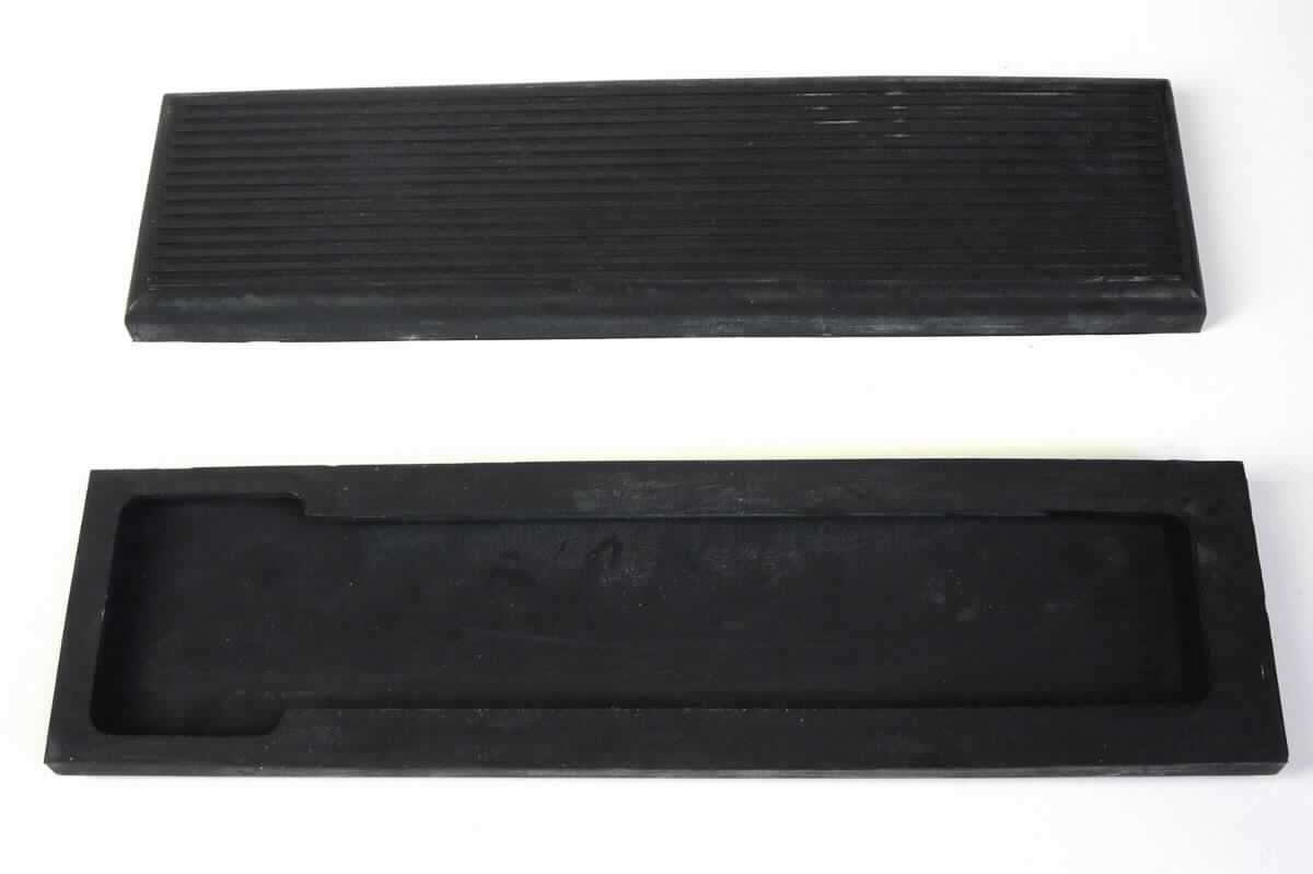 Angaben des Antragstellers: 
Pedal Pad / Cover
Verwendungszweck: Abdeckung der Pedalauflage im Kfz.
Material: SBR-Kautschuk

Untersuchungsergebnisse an Warenmustern:
Flache, rechteckige, auf der Oberseite gerillte Abdeckkappen aus einem schwarzen, elastischen Material (Abmessungen: ca. 24,5 x 6,7 x 1,4 cm).

Befund:
Es liegt eine andere Ware aus Weichkautschuk von der für Kraftfahrzeuge der Positionen 8701 bis 8705 bestimmten Art im Sinne der Unterposition (KN) 4016 9957 vor.