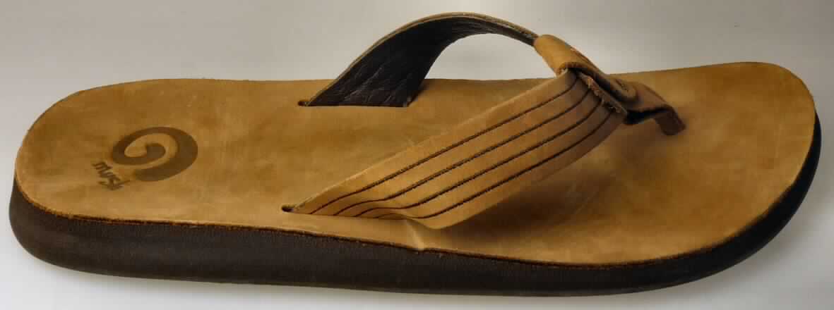 Freizeitschuhe (lt. Antrag: "8747 Redondo"; Foto siehe Anlage)
- mit Laufsohlen aus (lt. Antrag) Kautschuk; ohne Hauptsohle aus Holz,
- mit zehenfreiem Oberteil (nicht geschlossenes Blatt) aus Leder, an drei 
  Punkten (zwischen erster und zweiter Zehe sowie auf der linken 
  und rechten Schuhseite) mit der Sohle verbunden,
- ohne Schutz in der Vorderkappe,
- nicht den Knöchel bedeckend,
- mit einer größten Höhe des Absatzes und der Sohle von weniger als 3 cm, 
- mit einer Länge der Innensohle von mehr als 24 cm, 
- für Männer (weiter Schnitt),
- (lt. Antrag) kein Versand aus Macau

"Schuhe mit Laufsohlen aus Kautschuk und Oberteil aus Leder, 
 andere als in den Unterpositionen 6403 1200 00 bis 6403 9936 91 genannt"
