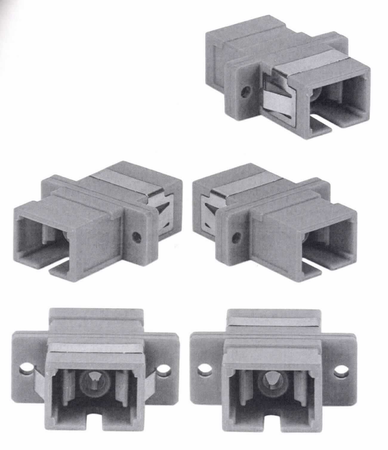 Adapter für optische Kabel mit der Artikelbezeichnung "SC/APC Singlemode Simplex-Adapter", Artikelnummer: 760621,
- im Wesentlichen bestehend aus einem spezifisch geformten, annähernd quaderförmigen Kunststoffgehäuse mit jeweils einer Kontaktöffnung auf den gegenüberliegenden Seiten, 
- ausgestattet mit zwei außen angebrachten Befestigungsclips aus Metall, einer innenliegenden Führungshülse (Sleeve),
- dient dem Verbinden und dem mechanischen Ausrichten von optischen Fasern, Bündeln aus optischen Fasern oder optischen Kabeln mit Anschlussstücken.

Die Ware ist als "Verbinder für optische Fasern, Bündel aus optischen Fasern oder optische Kabel, nicht zur Verwendung bei der Herstellung von Erzeugnissen der Positionen 8521 und 8528" einzureihen.

Anlage: 1 Abbildung