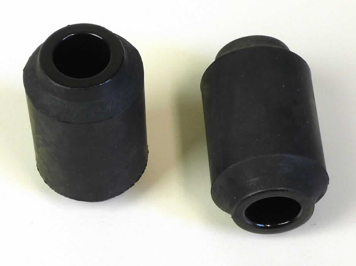 Angaben des Antragstellers: 
Gummimetallverbindung
Verwendungszweck: Isolation von Vibrationen und Lärm in der Radaufhängung im Kfz.
Material: Metall, Naturkautschuk

Untersuchungsergebnisse an Warenmustern:
Schwarze Metallrohre (Länge: ca. 5,7 cm; Innendurchmesser: ca. 1,6 cm), die auf der Außenseite mit einer Schicht aus einem schwarzen, elastischen Material überzogen sind (Schichtdicke: < 1 mm (im Randbereich) bis ca. 6 mm (in der Mitte)).

Befund:
Aufgrund der Verwendung (Dämpfung von Vibrationen und Lärm) ist der Kautschukanteil für die Ware charakterverleihend. Danach liegt ein Gummi-Metall-Teil für Kraftfahrzeuge im Sinne der Unterposition 4016 9952 vor.