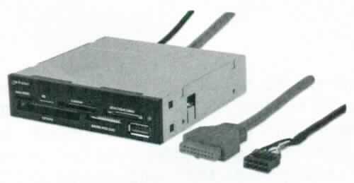 Speichermedienlese- und -schreibgerät (MH Card Reader/Writer-Art.-Nr.101967), in Form einer Warenzusammenstellung, bestehend aus einem internen Kartenlese- und Schreibgerät (charakterbestimmend in Bezug auf die Verwendung), Befestigungsschrauben und einer Kurzanleitung in Papierform.
Das Gerät besteht im Wesentlichen aus einer mit aktiven und passiven Bauelementen bestückten, gedruckten Schaltung in einem ca. 100 x 25 x 100mm (L x B x H) großen Metallgehäuse (3,5 Zoll) mit sechs Einschubschächten für verschiedene Speicherkarten, zwei fest angebrachten Kabeln und einem USB 3.0-Anschluss, es ist zum Einbau in einen Computer bestimmt. Das Gerät dient zum Lesen und Beschreiben von digitalen Speichermedien nach Anschluss an eine automatische Datenverarbeitungsmaschine.
Es ist von der hauptsächlich in automatischen Datenverarbeitungssystemen verwendeten Art, an die Zentraleinheit anschließbar und in der Lage, Daten in einer vom System verwendbaren Form zu empfangen und zu liefern.
Die Bestandteile der Zusammenstellung sind gemeinsam in einem Karton für den Einzelverkauf aufgemacht.

Die Ware wird als "Speichereinheit für automatische Datenverarbeitungsmaschinen, andere als von den Unterpositionen (KN) 8471 7020 bis 8471 7080 erfasst" eingereiht.

Anlage: 1 Abbildung