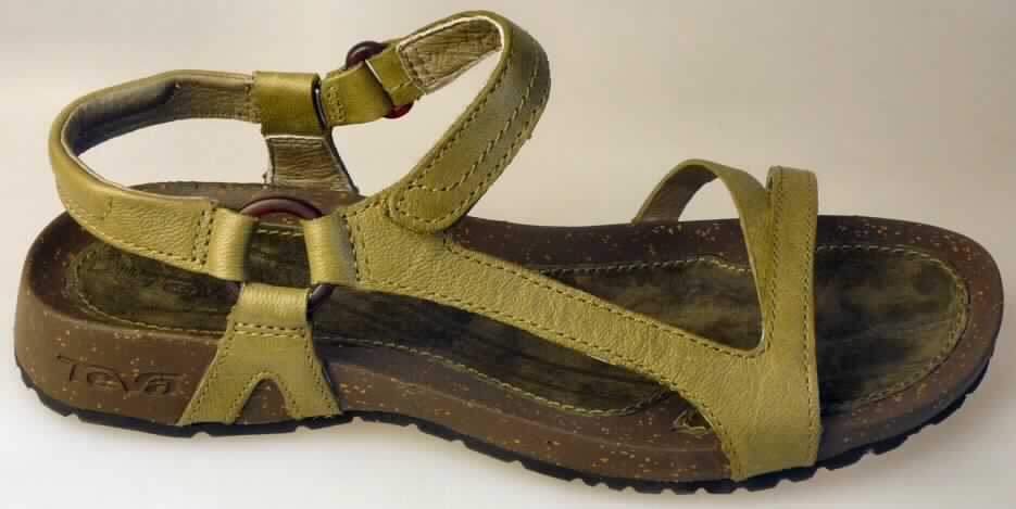 Freizeitsandalen (lt. Antrag: "8952 Cabrillo Universal"; Foto siehe Anlage) 
- mit Laufsohlen aus (lt. Antrag) Kautschuk; ohne Hauptsohle aus Holz,
- mit zehenfreiem Oberteil (nicht geschlossenes Blatt) aus Leder (den größten Teil der
  Außenfläche bildend) und Kunststoff,
- mit Klettverschluss,
- ohne Schutz in der Vorderkappe, 
- nicht den Knöchel bedeckend, 
- mit einer größten Höhe des Absatzes und der Sohle von weniger als 3 cm, 
- mit einer Länge der Innensohle von mehr als 24 cm,
- für Frauen (schlanker Schnitt),
- (lt. Antrag) kein Versand aus Macau

"Schuhe mit Laufsohlen aus Kautschuk und Oberteil aus Leder, 
 andere als in den Unterpositionen 6403 1200 00 bis 6403 9938 91 genannt"