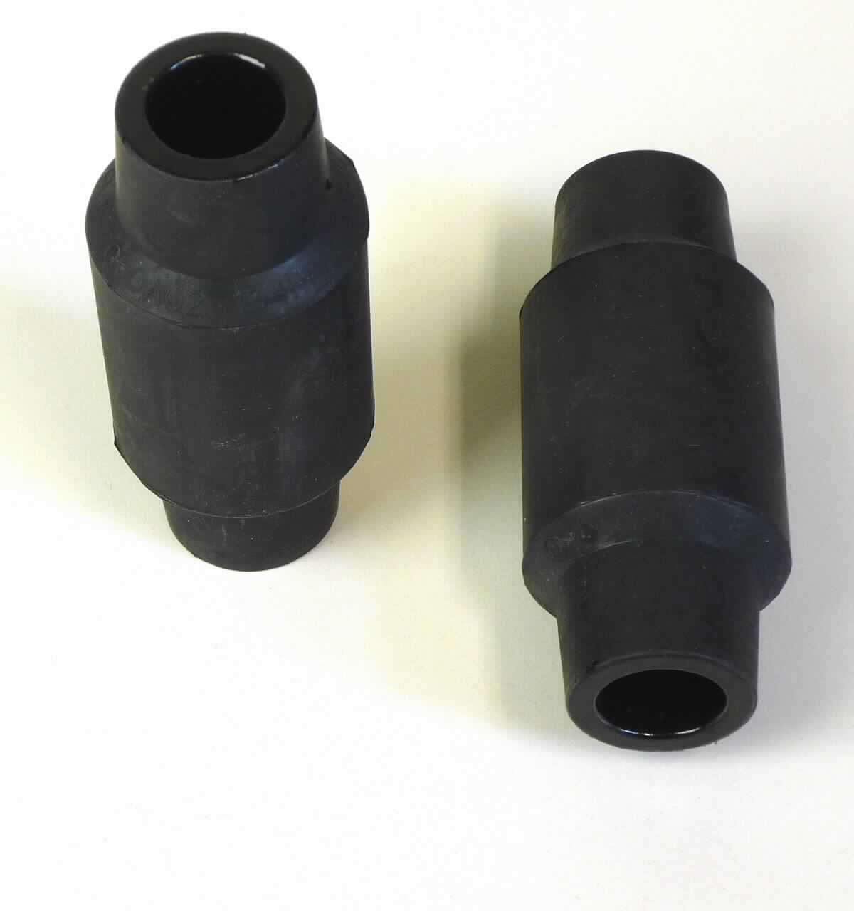 Angaben des Antragstellers: 
Gummimetallverbindung
Verwendungszweck: Isolation von Vibrationen und Lärm in der Radaufhängung im Kfz.
Material: Metall, Naturkautschuk

Untersuchungsergebnisse an Warenmustern:
Schwarze Metallrohre (Länge: ca. 8 cm; Innendurchmesser: ca. 1,6 cm), die auf der Außenseite mit einer Schicht aus einem schwarzen, elastischen Material überzogen sind (Schichtdicke: < 1 mm (im Randbereich) bis ca. 5 mm (in der Mitte)).

Befund:
Aufgrund der Verwendung (Dämpfung von Vibrationen und Lärm) ist der Kautschukanteil für die Ware charakterverleihend. Danach liegt ein Gummi-Metall-Teil für Kraftfahrzeuge im Sinne der Unterposition 4016 9952 vor.