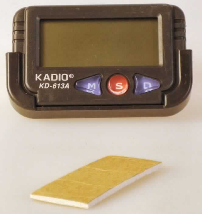 Digital-Quarz-Uhr, Art. Nr. 36.298, s. Foto, bestehend aus einem ca. 7 x 4,5 x 1,5 cm
großen Kunststoffgehäuse mit LC-Digitalanzeige für Stunden, Minuten, Sekunden, Datum
und Bedienungsknöpfen auf der Vorderseite. Die Uhr besitzt ein Kleinuhrwerk,
dessen Energieversorgung durch eine Knopfbatterie erfolgt. 
Die Uhr wird in einen schwenkbaren Halterahmen eingesetzt und mittels eines Klebepads
universell befestigt.
Sie ist in einem Geschenkkarton aufgemacht.

Die beschriebene Ware ist als "Quarzuhr mit Kleinuhr-Werk, elektrisch betrieben"
einzureihen.